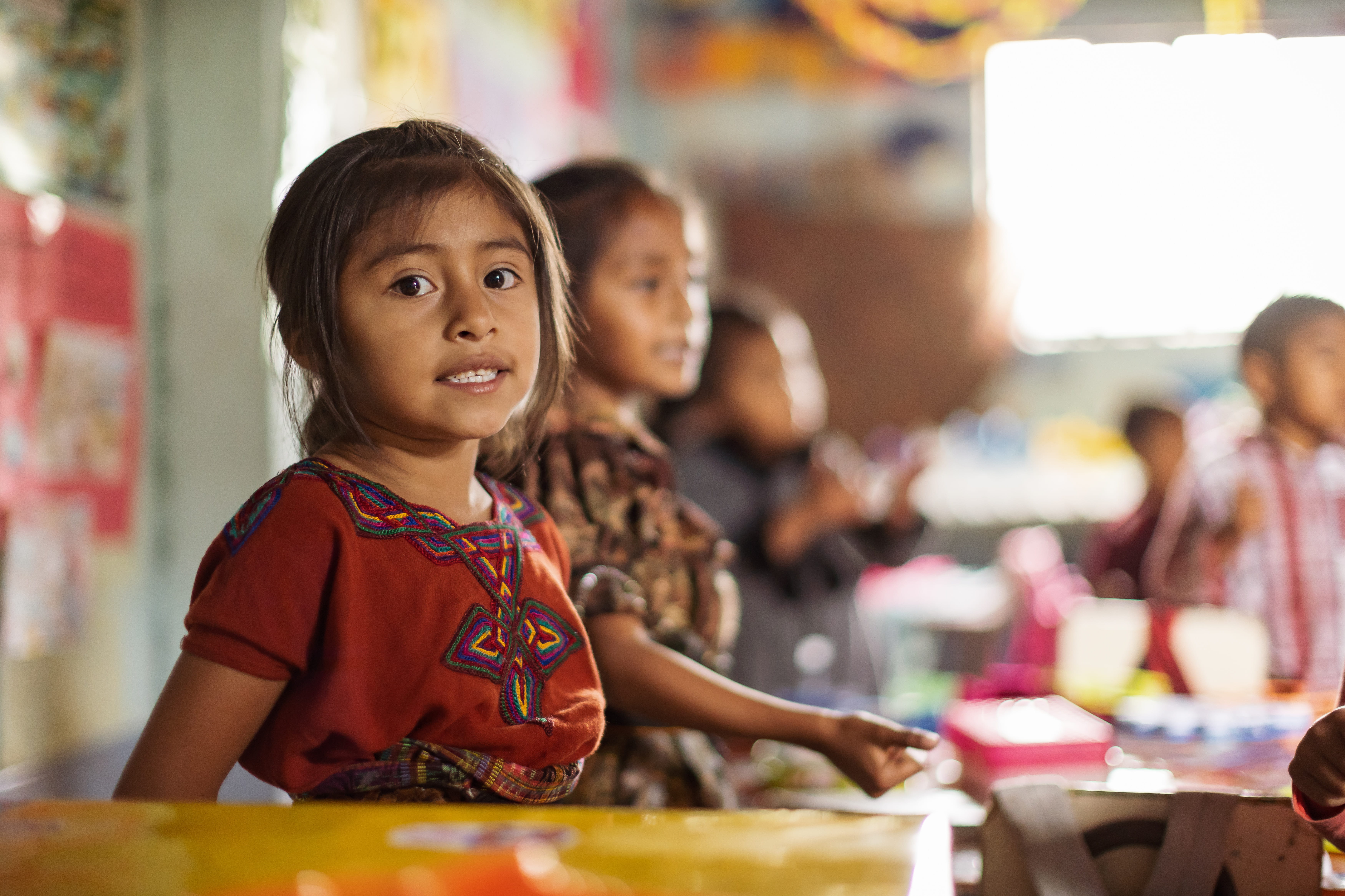 Ein Mädchen aus Guatemala sitzt im Klassenraum und folgt gebannt dem Unterricht. (Quelle: Jakob Studnar)