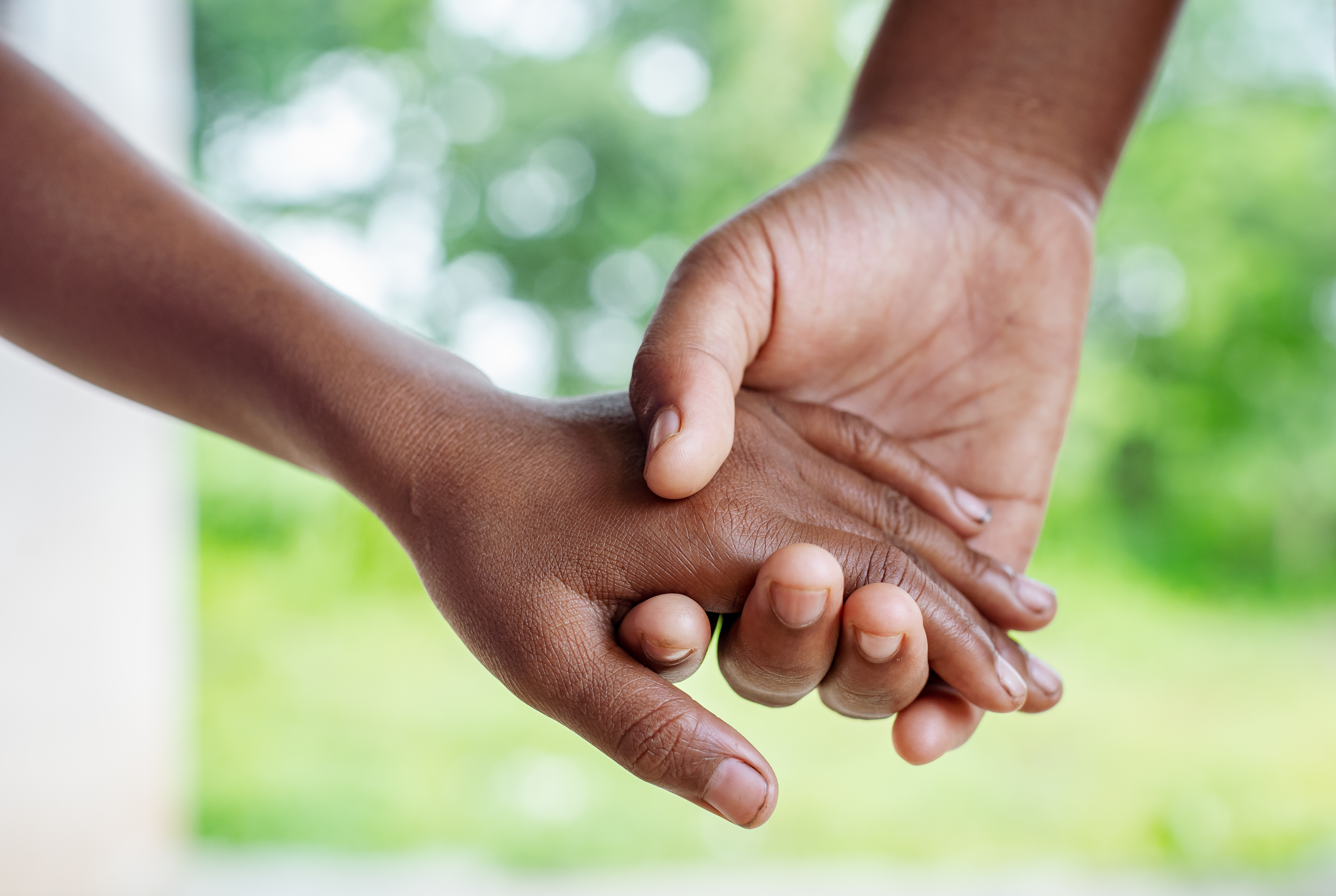 Zwei Hände, die sich gegenseitig halten. (Quelle: Jakob Studnar)