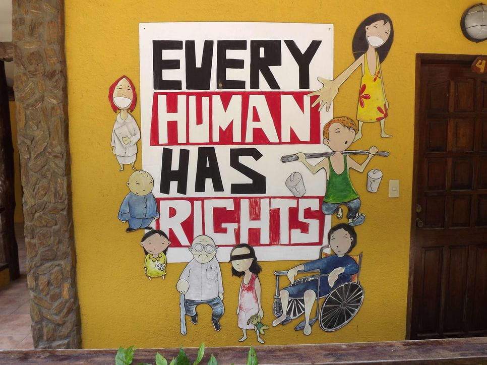 Gelbes Plakat mit Text EVERY HUMAN HAS RIGHTS, darumherum Comic-Personen, Kinder und Erwachsene (Bildquelle: Kindernothilfe-Partner)