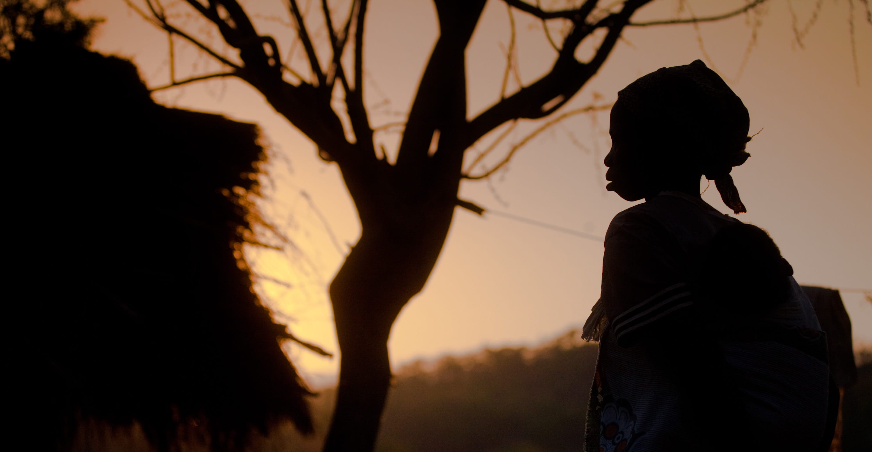 Die Silhouette eines Kindes im Sonnenuntergang. (Quelle: Jakob Studnar)