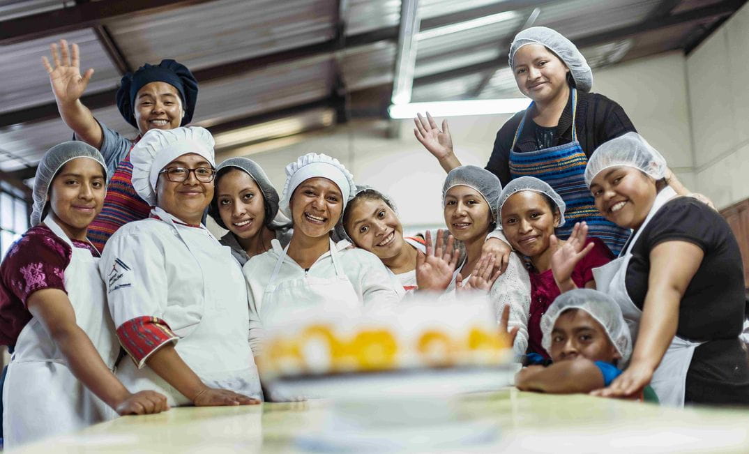 Eine Klasse Bäckerinnen und Bäcker lacht und winkt  (Bildquelle: Jakob Studnar)