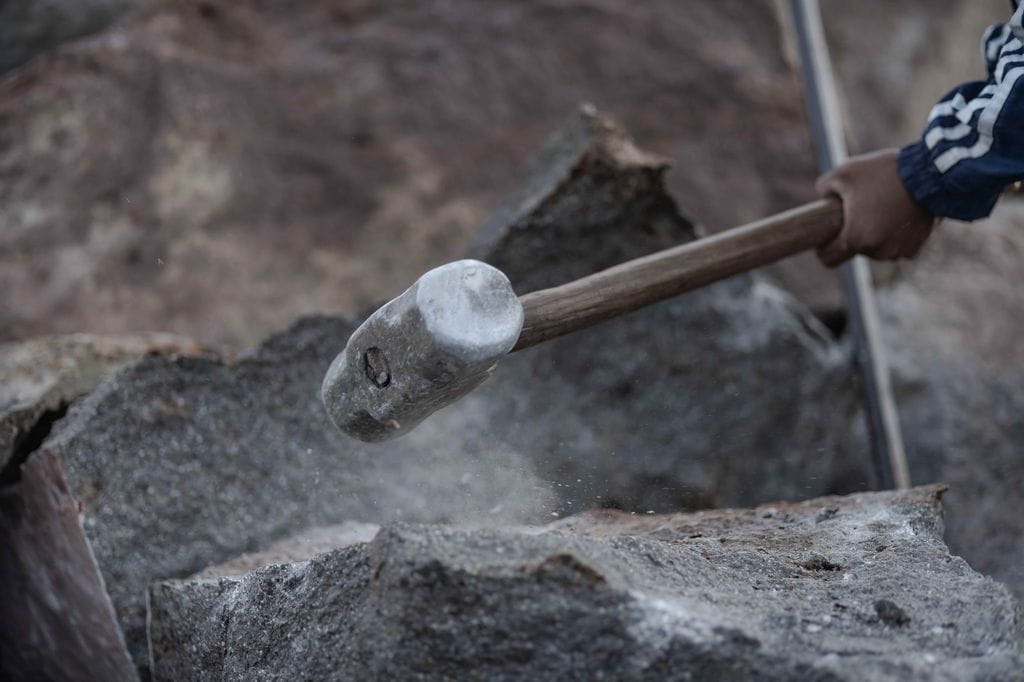 Ein großer schwerer Hammer für den Steinbruch wird von einer Kinderhand geschwungen  (Bildquelle: Jakob Studnar)