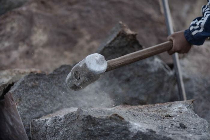 Ein großer schwerer Hammer für den Steinbruch wird von einer Kinderhand geschwungen  (Bildquelle: Jakob Studnar) Ein großer schwerer Hammer für den Steinbruch wird von einer Kinderhand geschwungen  (Bildquelle: Jakob Studnar)