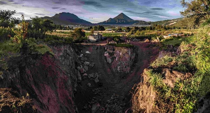 Steinbruch in Afrika, im Hintergrund große Berge (Bildquelle: Jakob Studnar) Steinbruch in Afrika, im Hintergrund große Berge (Bildquelle: Jakob Studnar)