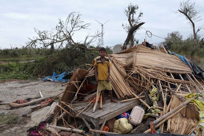 Indischer Junge vor zerstörtem Haus (Quelle: Jit Chattopadhyay/Pacific Press)