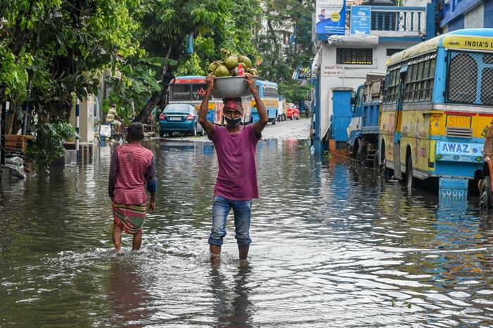 Mann läuft durch überflutete Straßen in Kalkutta (Quelle: Debarchan Chatterjee/ZUMA Wire)
