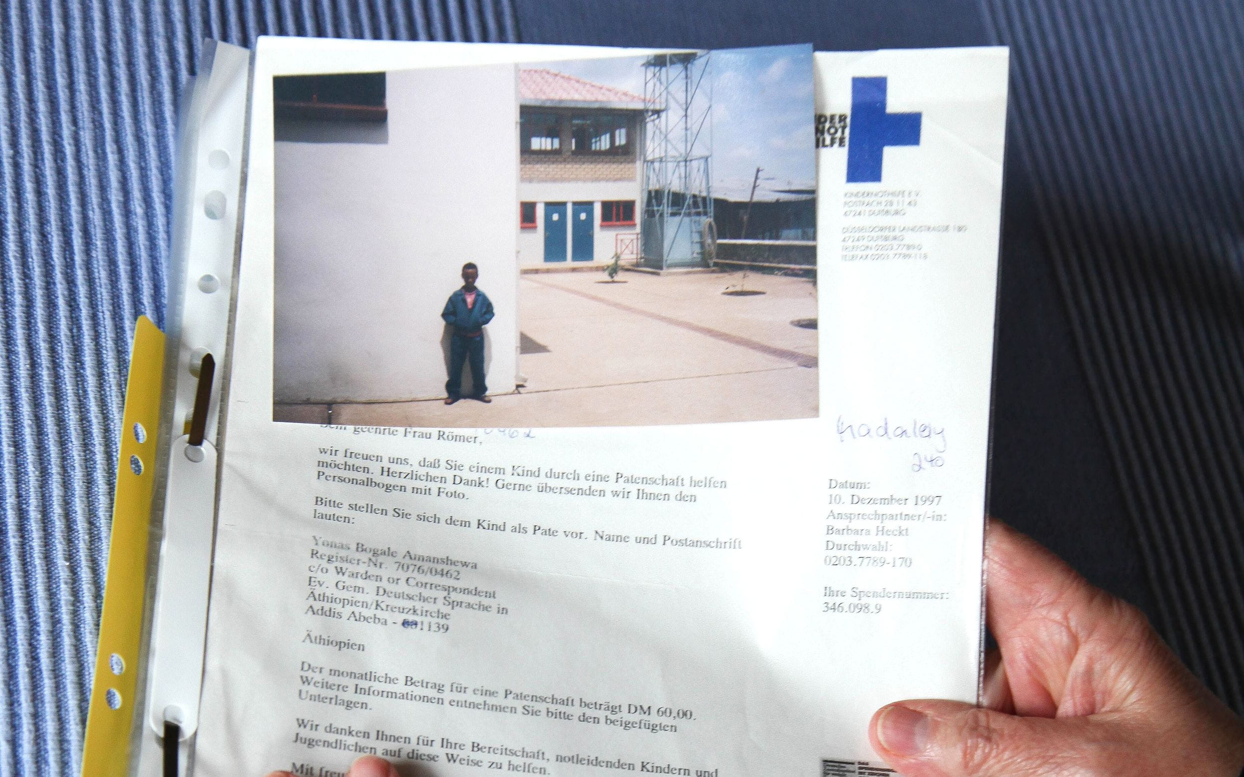 Annemarie Römer mit Yonas Patenschaftsunterlagen (Quelle: Ralf Krämer)