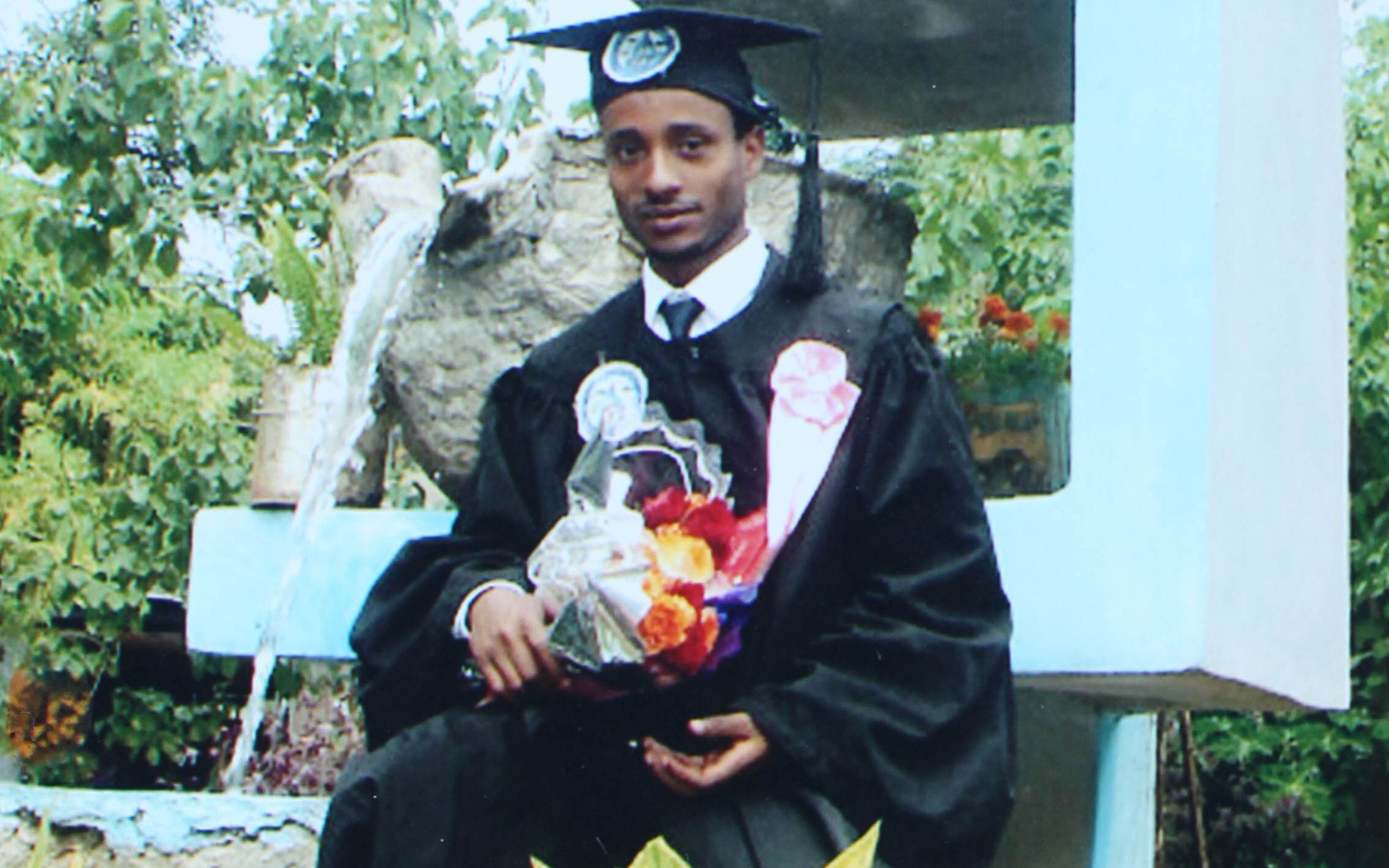 Yonas in Robe bei seinem Schulabschluss (Quelle: Ralf Krämer)