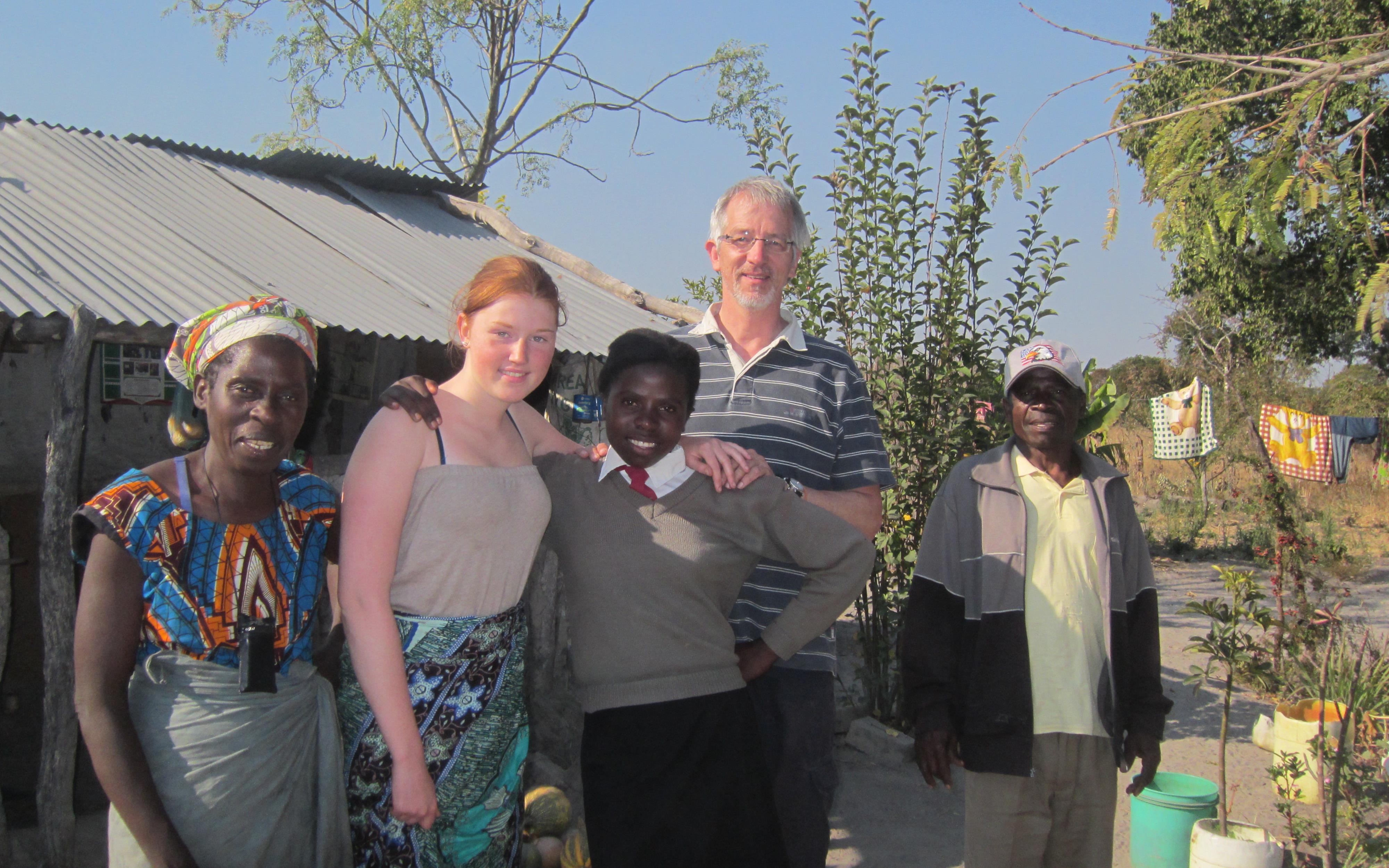 Heiner Bredt mit seinem Patenkind in Sambia (Quelle: privat)