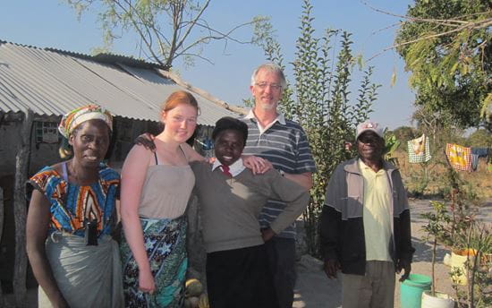 Heiner Bredt mit seinem Patenkind in Sambia (Quelle: privat) Heiner Bredt mit seinem Patenkind in Sambia (Quelle: privat)