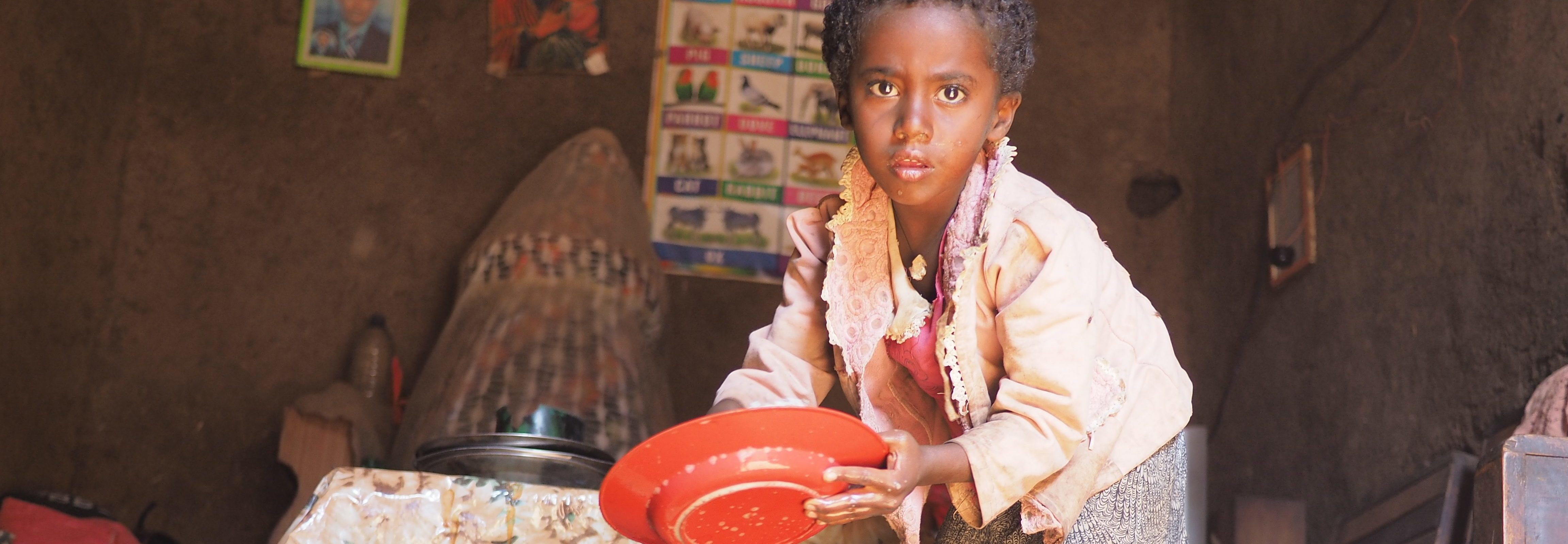 Abeba beim Abwaschen