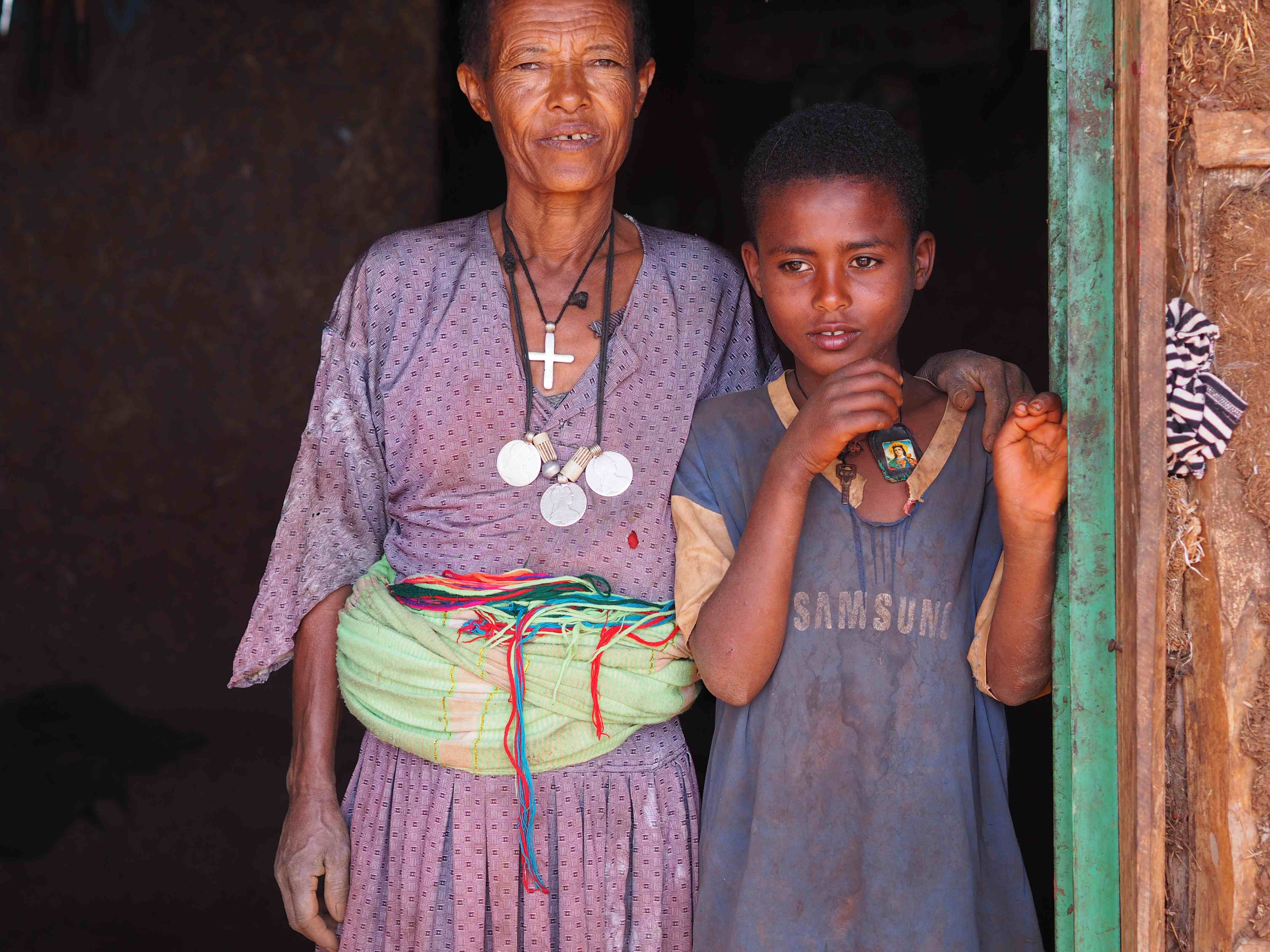 Adamluk und seine Besitzerin stehen im Eingang Adamluk und seine Besitzerin stehen im Eingang