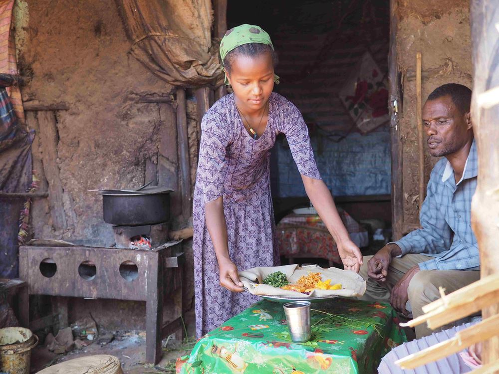 Aethiopien: Ayana arbeitet in einer Gastwirtschaft (Quelle: Malte Pfau)