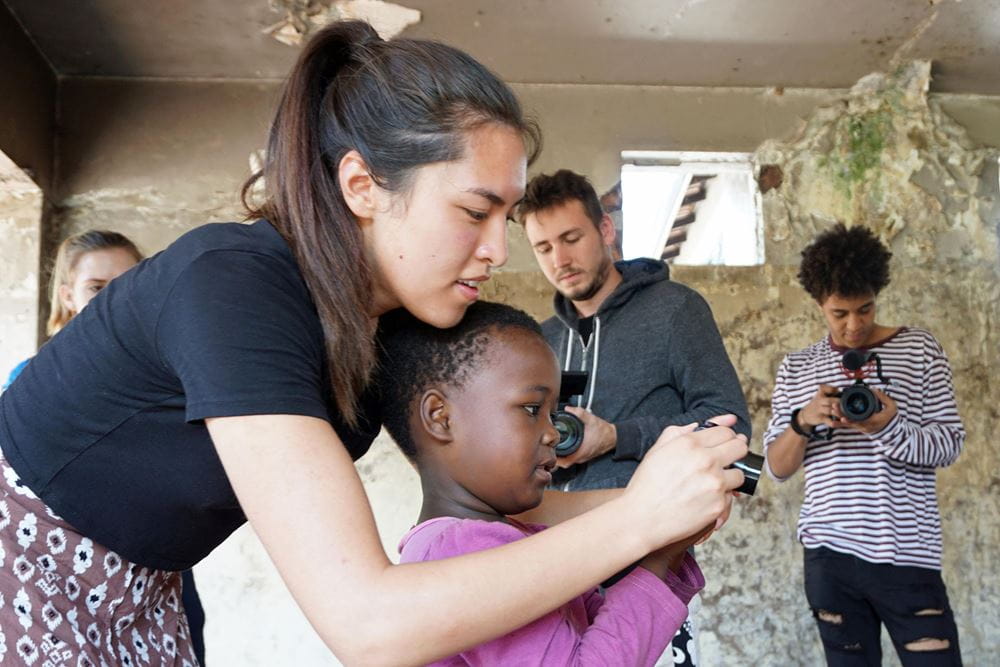 Reportage: Auf den Straßen von Südafrika; Foto: Shanti Tan zeigt Kind Kamera (Quelle: Lorenz Töpperwien / Kindernothilfe) Reportage: Auf den Straßen von Südafrika; Foto: Shanti Tan zeigt Kind Kamera (Quelle: Lorenz Töpperwien / Kindernothilfe)