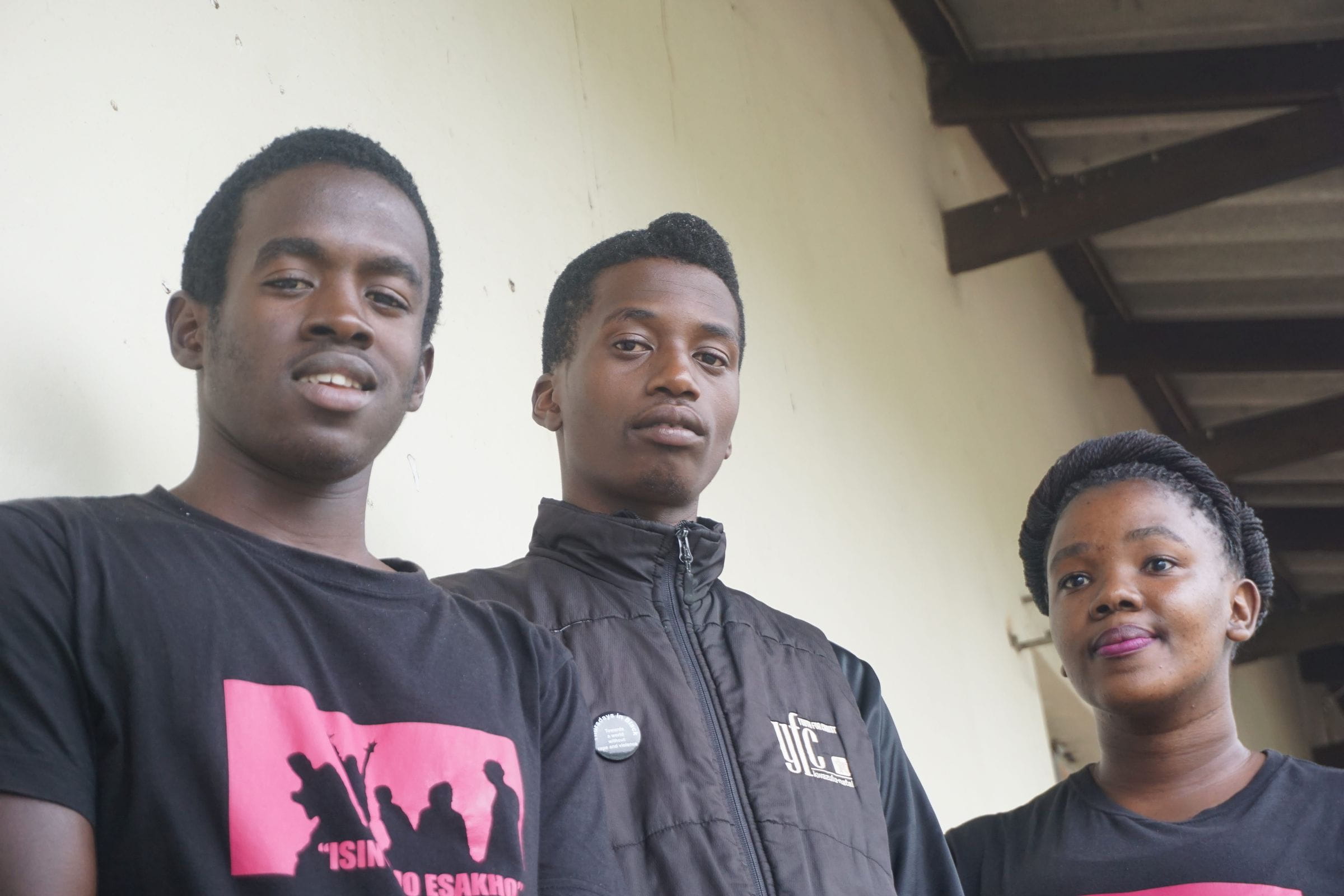 Reportage: Auf den Straßen von Südafrika; Foto: Zwei Sozialarbeiter und eine Sozialarbeiterin blicken in die Kamera (Quelle: Sarah Plate / Kindernothilfe)