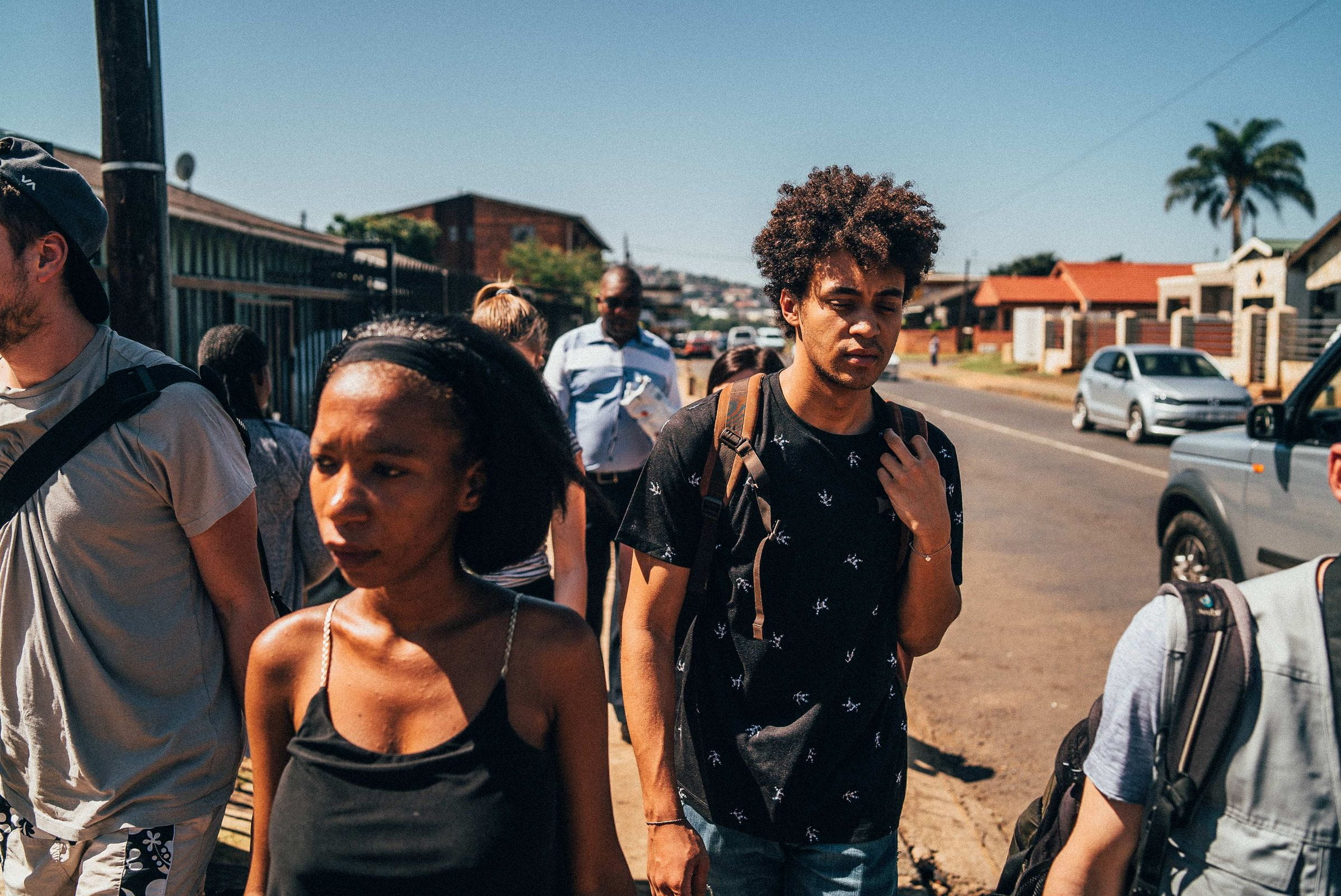 Reportage: Auf den Straßen von Südafrika; Foto: Sozialarbeiterin Lungi in Gruppe von Menschen (Quelle: Dillan White / Kindernothilfe)