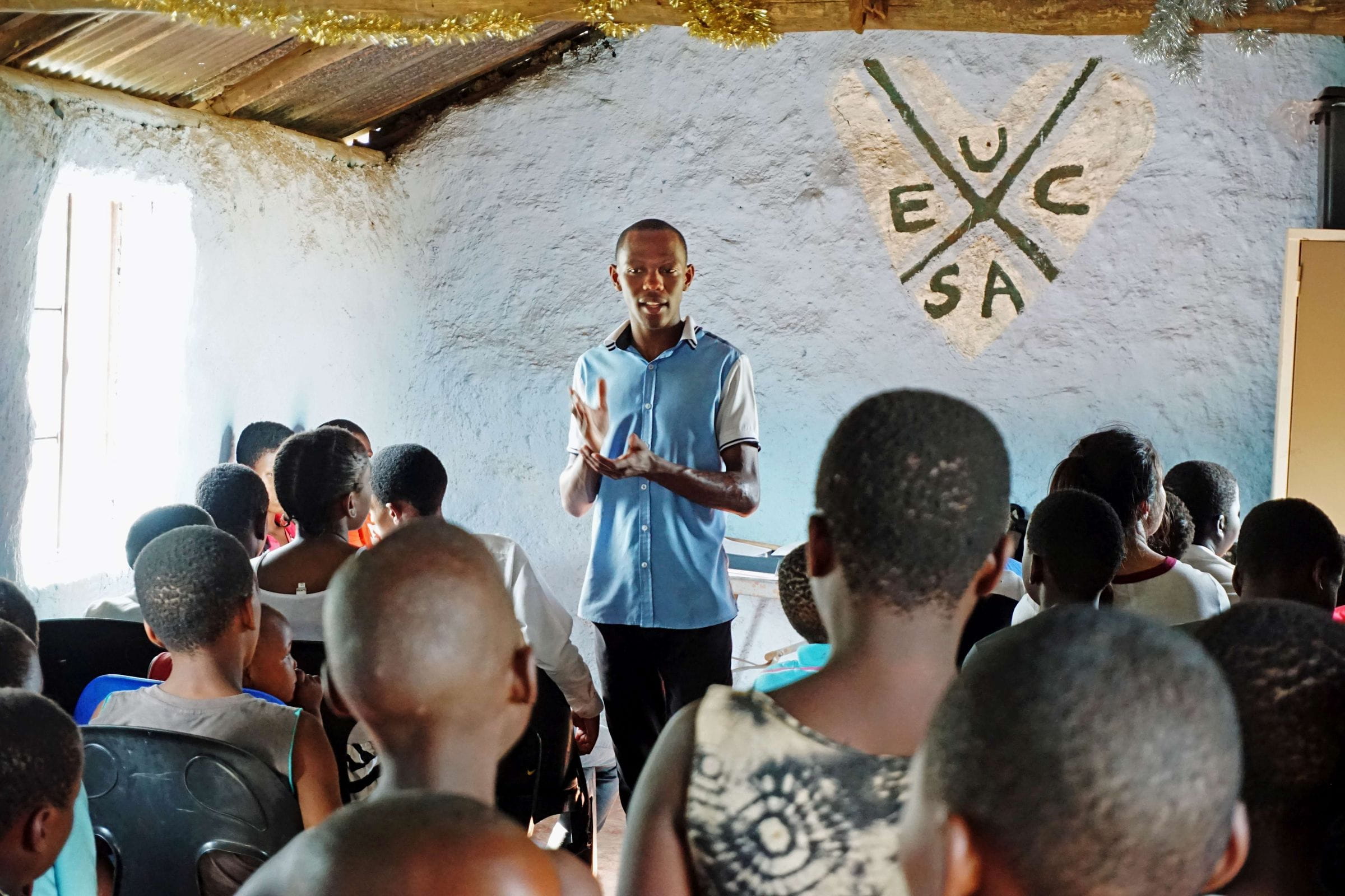 Reportage: Auf den Straßen von Südafrika; Foto: Bathandwa spricht zu Straßenkindern (Quelle: Lorenz Töpperwien / Kindernothilfe)