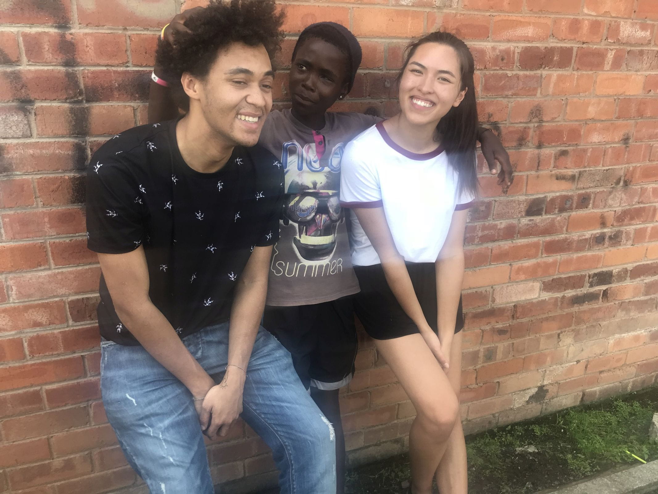 Reportage: Auf den Straßen von Südafrika; Foto: Influencer Shanti Tan und Dillan White mit Straßenkind (Quelle: Sarah Plate / Kindernothilfe) Reportage: Auf den Straßen von Südafrika; Foto: Influencer Shanti Tan und Dillan White mit Straßenkind (Quelle: Sarah Plate / Kindernothilfe)