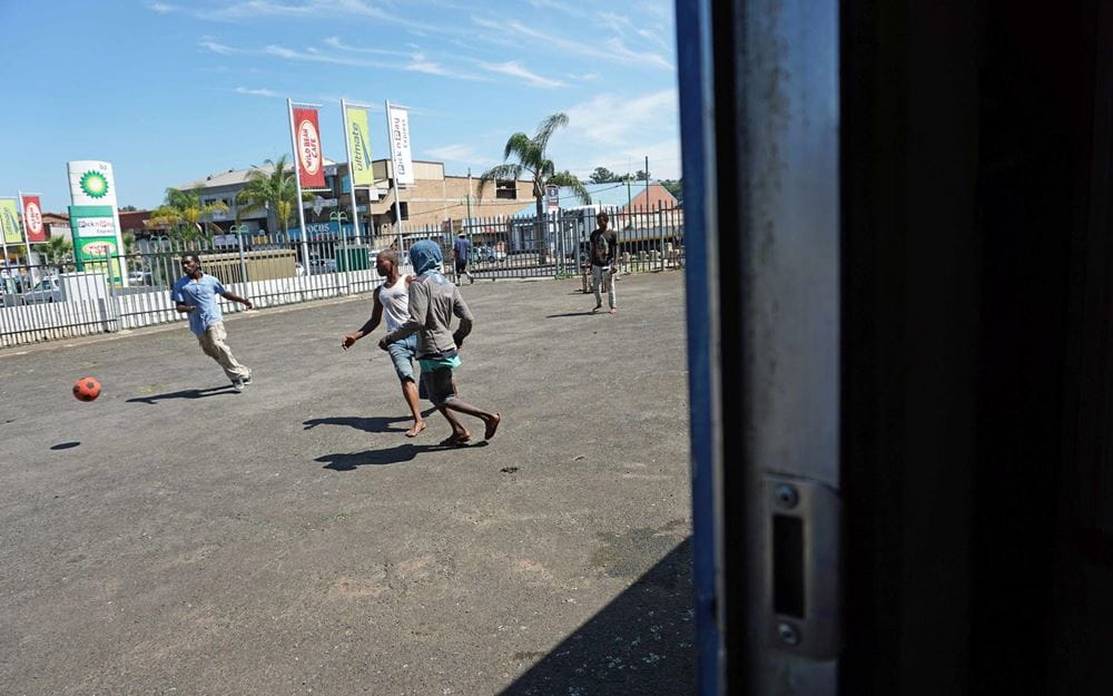 Reportage: Auf den Straßen von Südafrika; Foto: Straßenkinder beim Fußball spielen  (Quelle: Lorenz Töpperwien / Kindernothilfe)