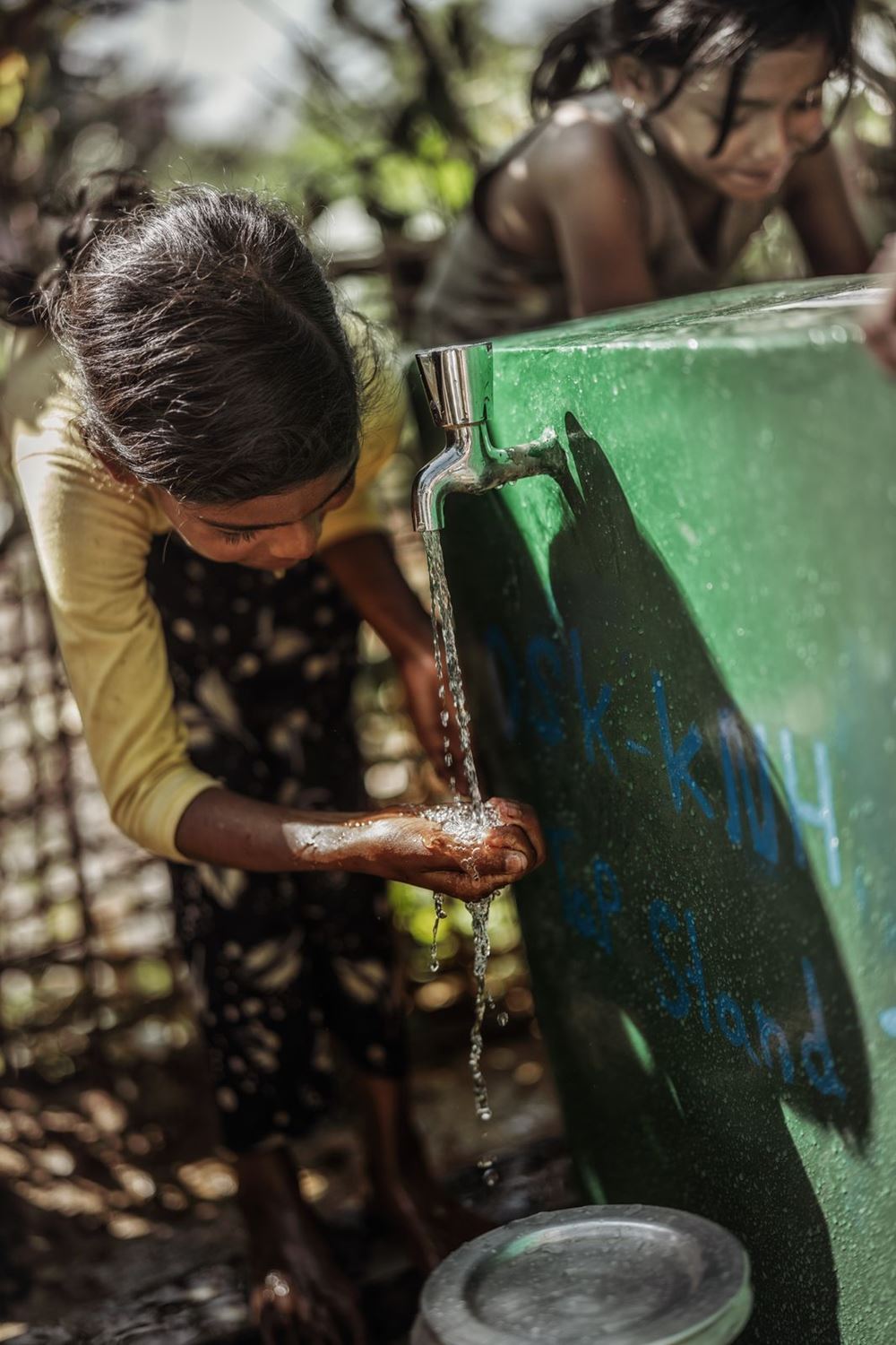 Für ein paar Stunden täglich kommt Wasser in Camp 17 an. Die Versorgung ist erst im Aufbau, aus anderen Camps müssen die Menschen viele Kilometer zur nächsten Wasserstelle laufen