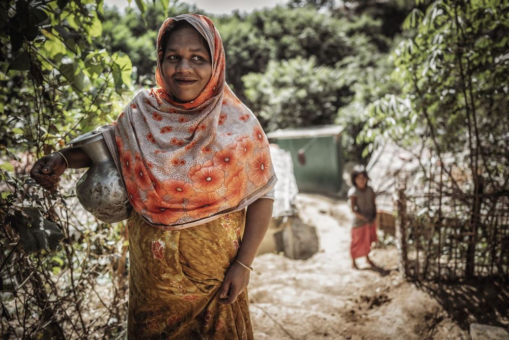 Die Frauen klären im Camp über die richtige Wassernutzung und Hygieneregeln auf