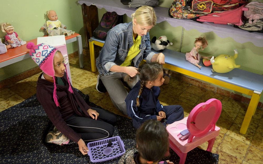Reportage Brasilien: Lena Gercke flechtet einem Kind Zöpfe (Quelle: Florian Kopp / Kindernothilfe) Reportage Brasilien: Lena Gercke flechtet einem Kind Zöpfe (Quelle: Florian Kopp / Kindernothilfe)