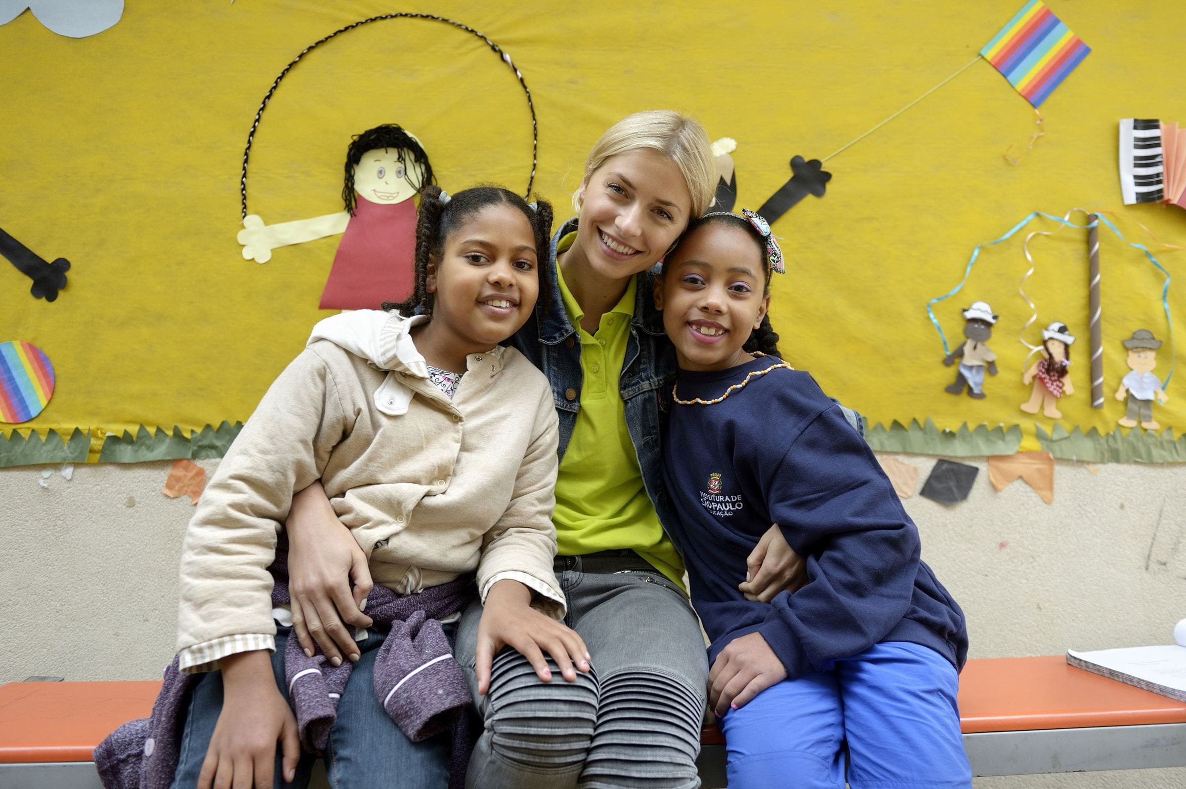 Reportage Brasilien: Lena Gercke und zwei Mädchen lächeln in die Kamera (Quelle: Florian Kopp / Kindernothilfe)