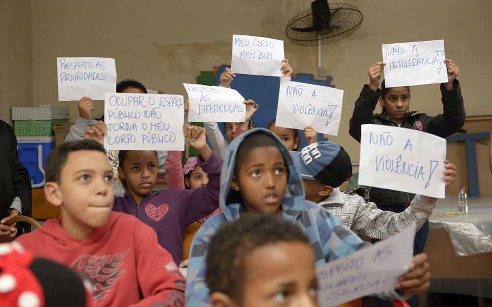 Reportage Brasilien: Mehrere Kinder halten Plakate gegen Gewalt hoch (Quelle: Florian Kopp / Kindernothilfe)