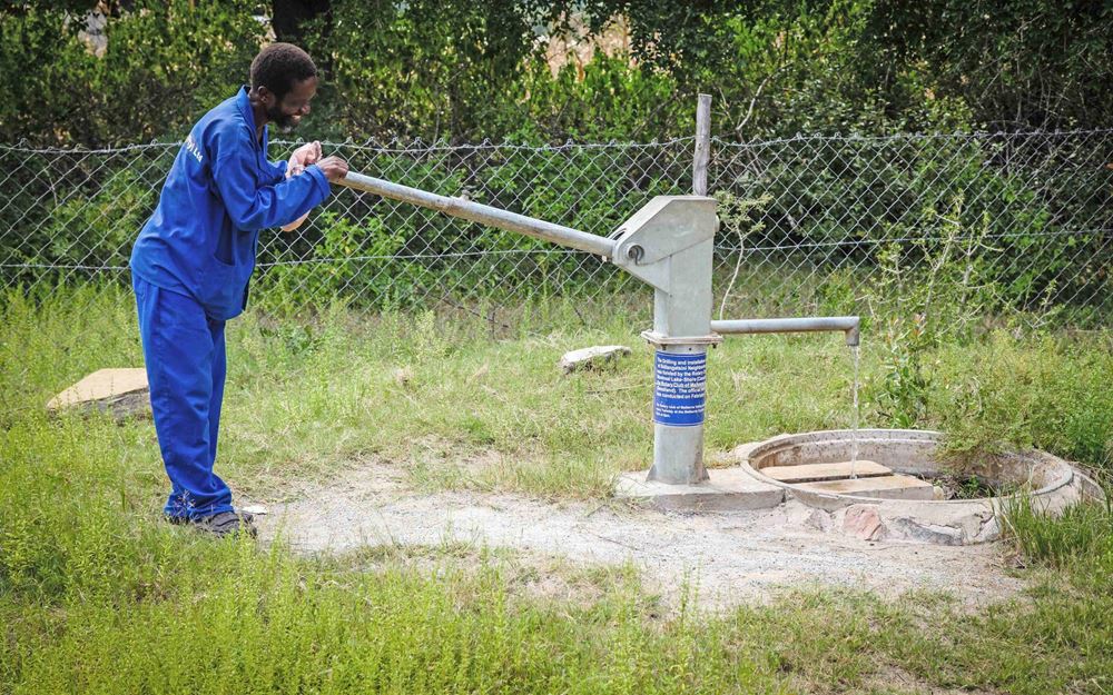 Foto: Ein Landwirtschaftsexperte pumpt Wasser in ein Auffangbecken (Quelle: Ralf Krämer, Kindernothilfe) Foto: Ein Landwirtschaftsexperte pumpt Wasser in ein Auffangbecken (Quelle: Ralf Krämer, Kindernothilfe)