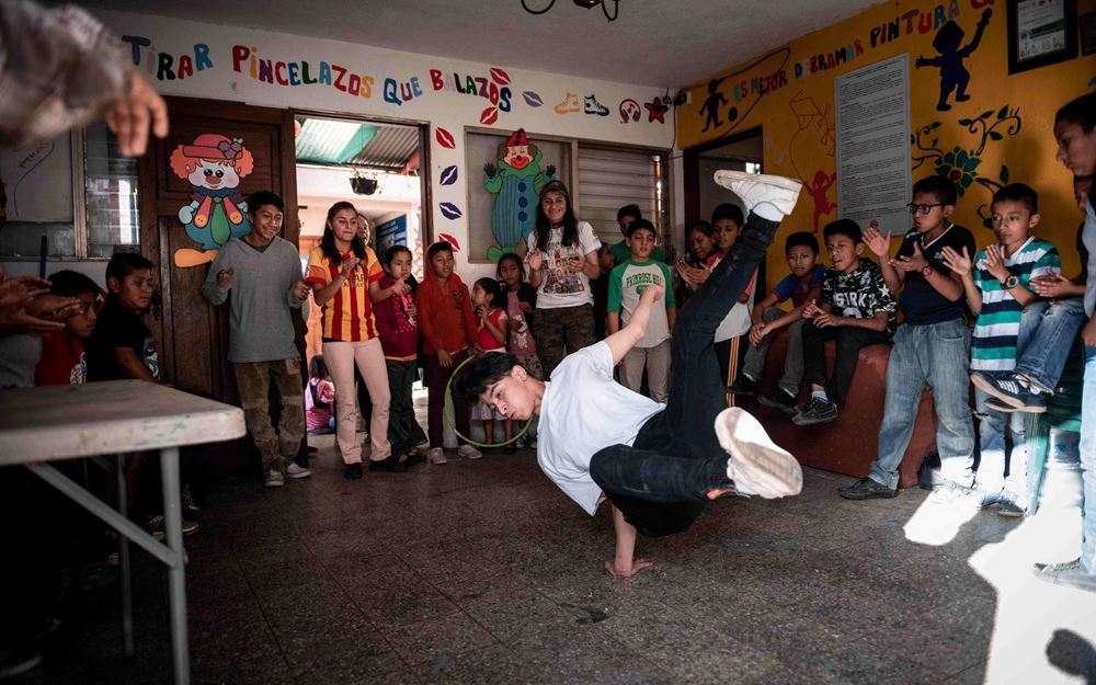 Reportage Guatemala; Foto: Kind tanzt, andere schauen zu (Quelle: Fabian Strauch / Kindernothilfe)