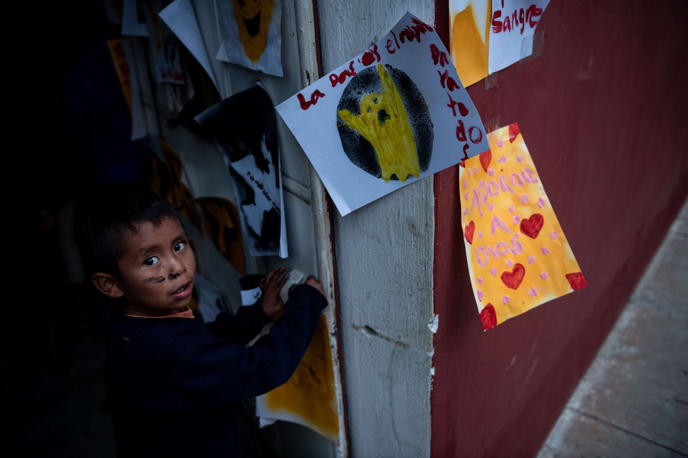 Reportage Guatemala; Foto: Kind hängt Bild auf (Quelle: Fabian Strauch / Kindernothilfe)