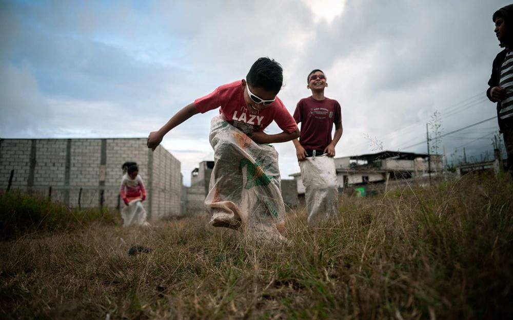Reportage Guatemala; Foto: Kinder spielen auf einer Wiese (Quelle: Fabian Strauch / Kindernothilfe)