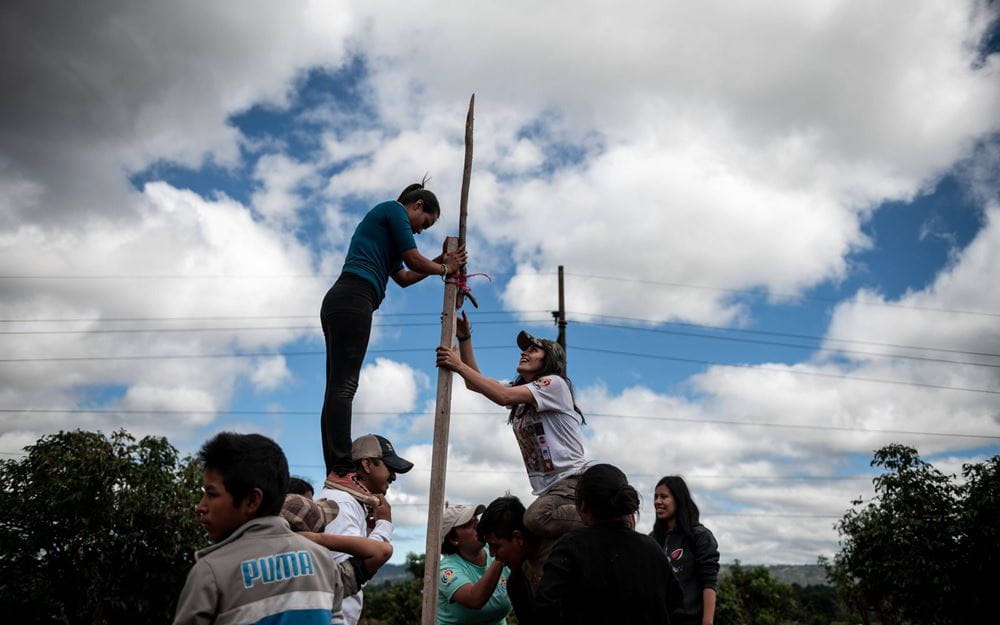 Reportage Guatemala; Foto: Kinder und Jugendliche richten Mast auf  (Quelle: Fabian Strauch / Kindernothilfe)