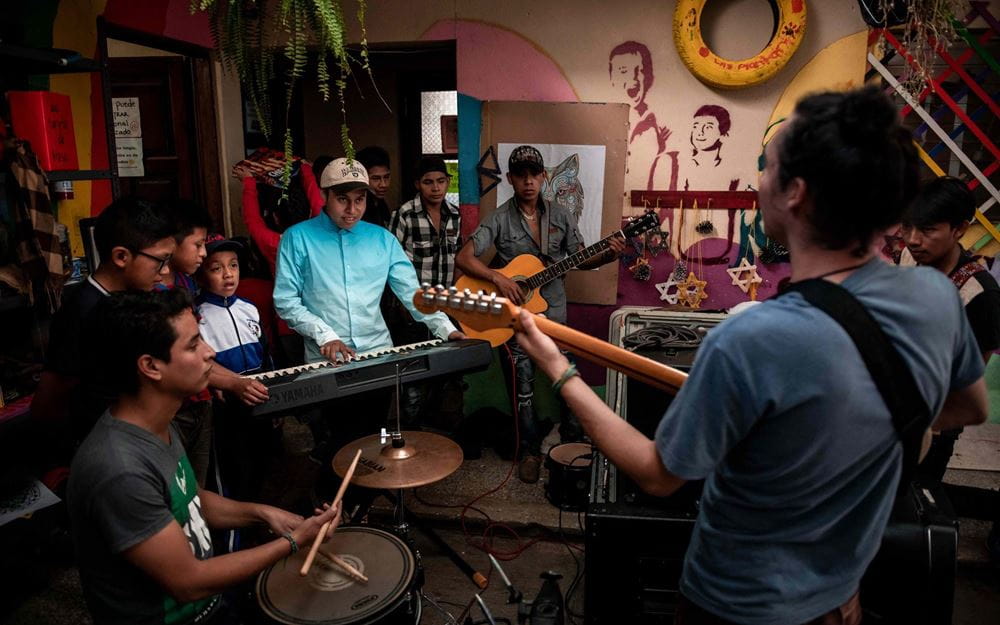 Reportage Guatemala; Foto: Kinder mit Instrumenten beim Musizieren (Quelle: Fabian Strauch / Kindernothilfe) Reportage Guatemala; Foto: Kinder mit Instrumenten beim Musizieren (Quelle: Fabian Strauch / Kindernothilfe)