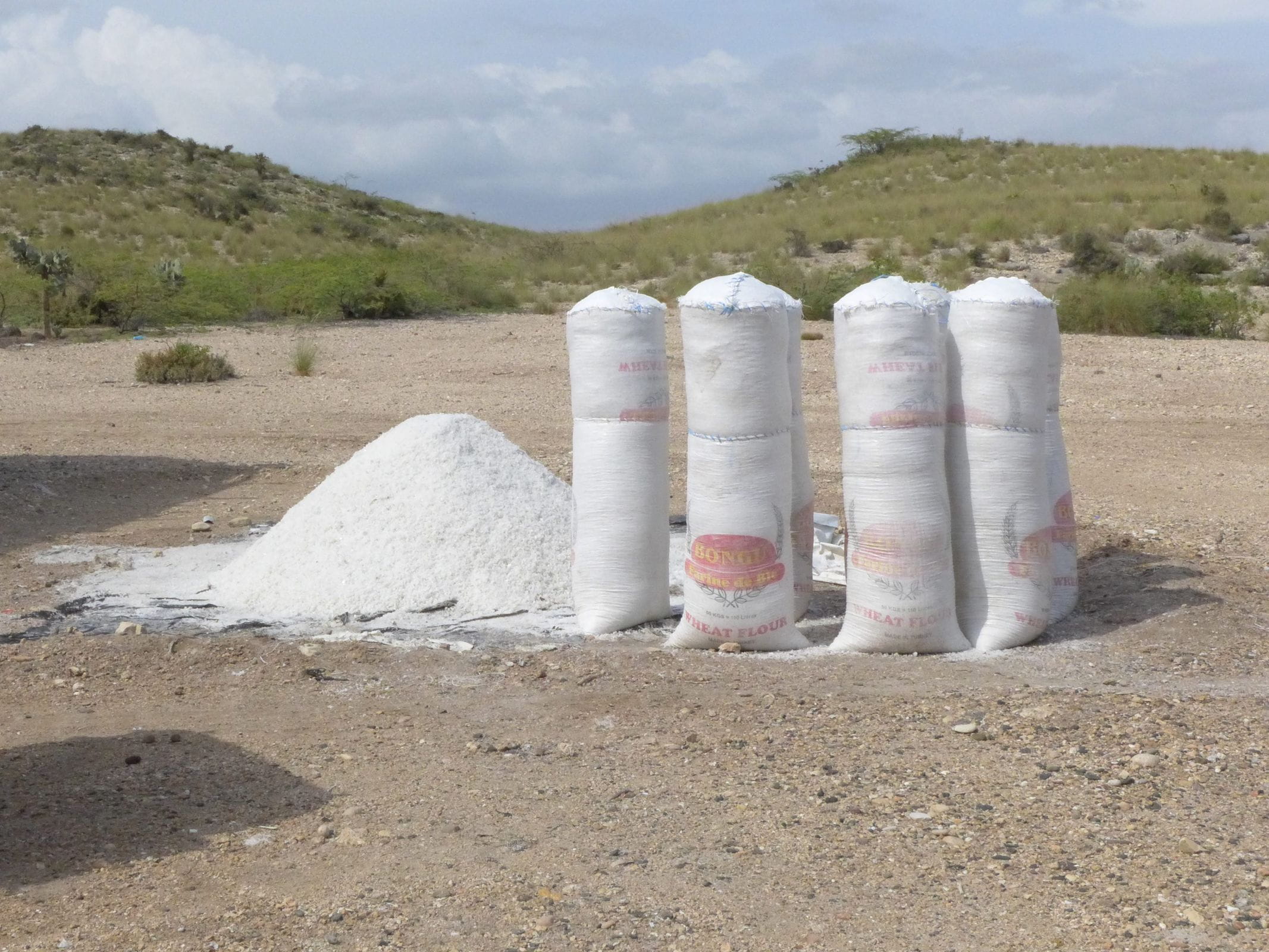 Reportage Haiti: Gute Nachrichten von der Salinen-Anlage; Foto: Säcke mit Salz (Quelle: Erhard Stückrath / Kindernothilfe)