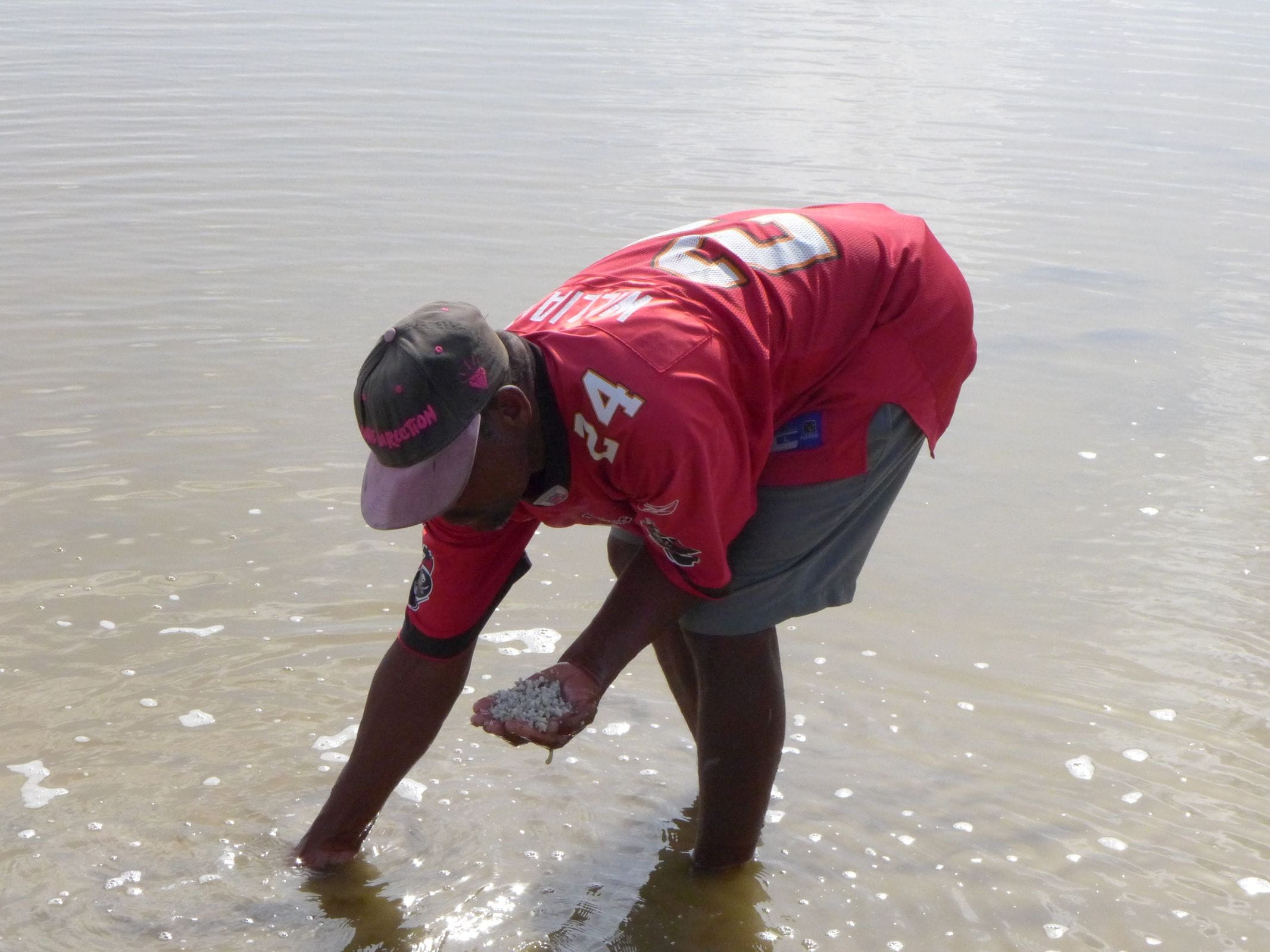 Reportage Haiti: Gute Nachrichten von der Salinen-Anlage; Foto: Salinenarbeiter im Wasser (Quelle: Erhard Stückrath / Kindernothilfe)