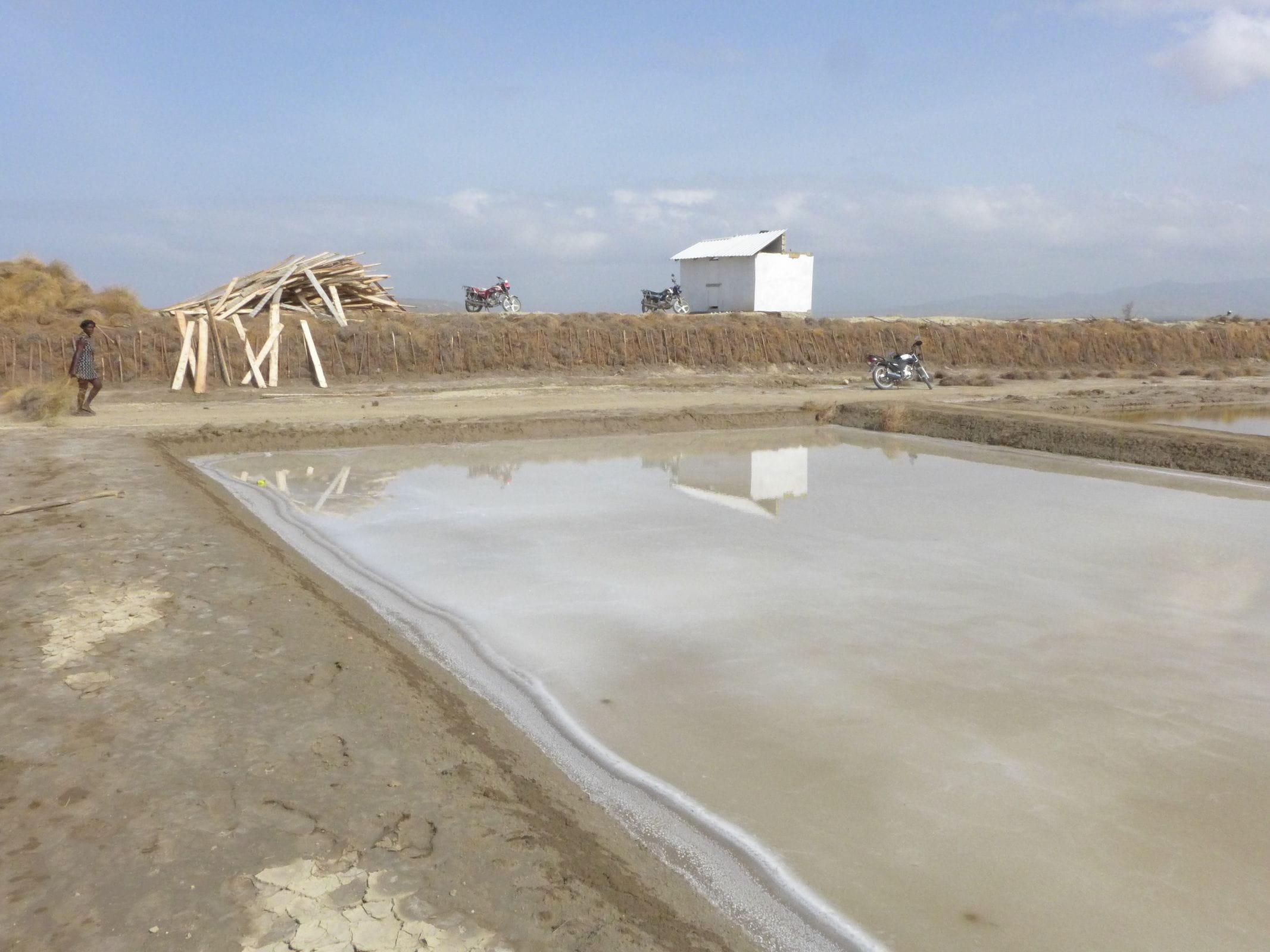 Reportage Haiti: Gute Nachrichten von der Salinen-Anlage; Foto: Salinenbecken (Quelle: Erhard Stückrath / Kindernothilfe)
