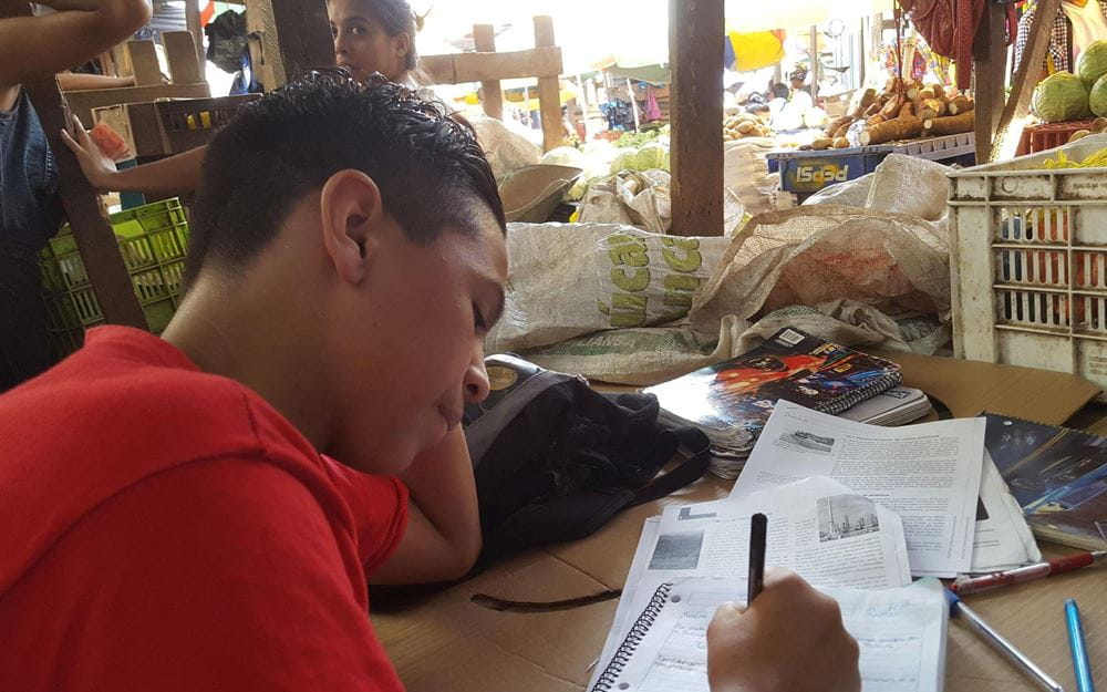 Reportage Honduras: Der gefährliche Weg nach Norden; Foto: Jugendlicher beim Lernen (Quelle: / Kindernothilfe)