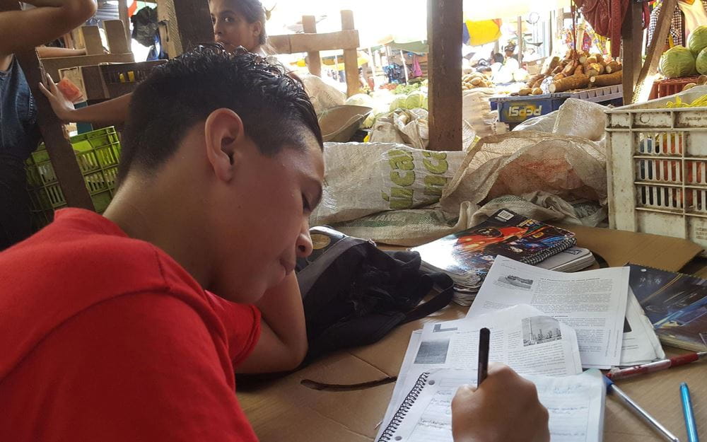 Reportage Honduras: Der gefährliche Weg nach Norden; Foto: Jugendlicher beim Lernen (Quelle: / Kindernothilfe) Reportage Honduras: Der gefährliche Weg nach Norden; Foto: Jugendlicher beim Lernen (Quelle: / Kindernothilfe)