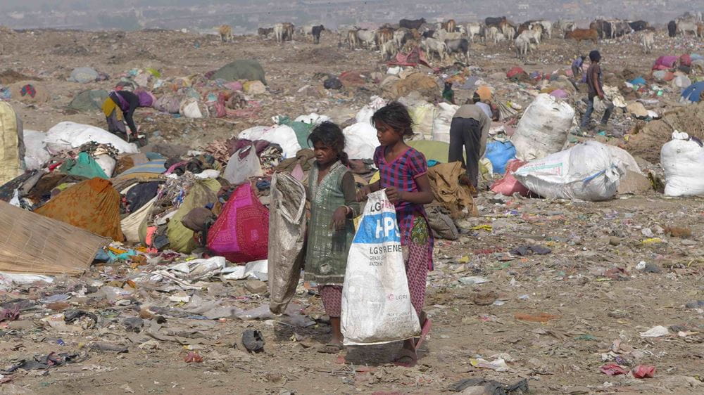 Kinder auf einer indischen Müllhalde bei Delhi