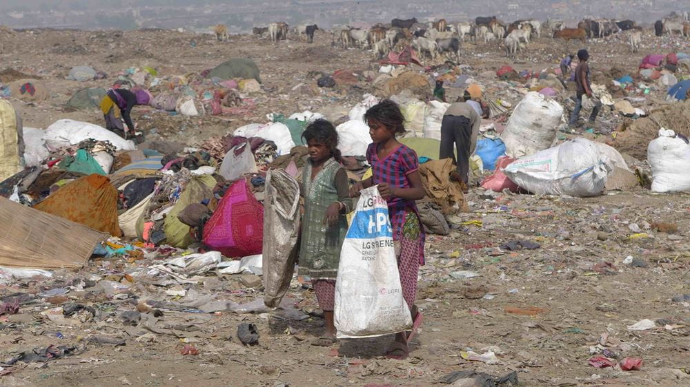 Kinder auf einer Müllhalde in Indien Kinder auf einer indischen Müllhalde bei Delhi