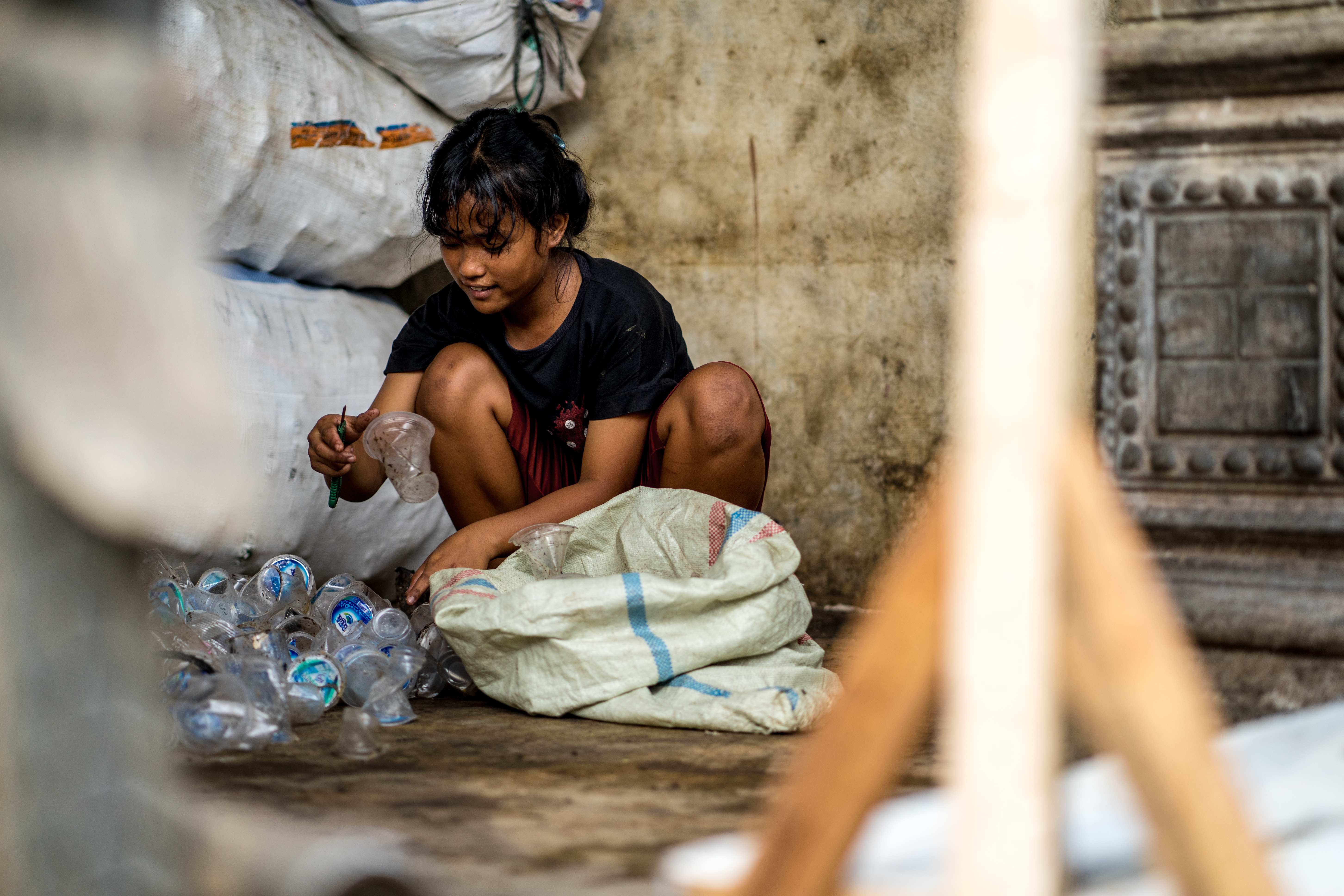 Jesi schneidet Aludeckel von Plastikbechern (Quelle Lennart Zech) Jesi schneidet Aludeckel von Plastikbechern (Quelle Lennart Zech)