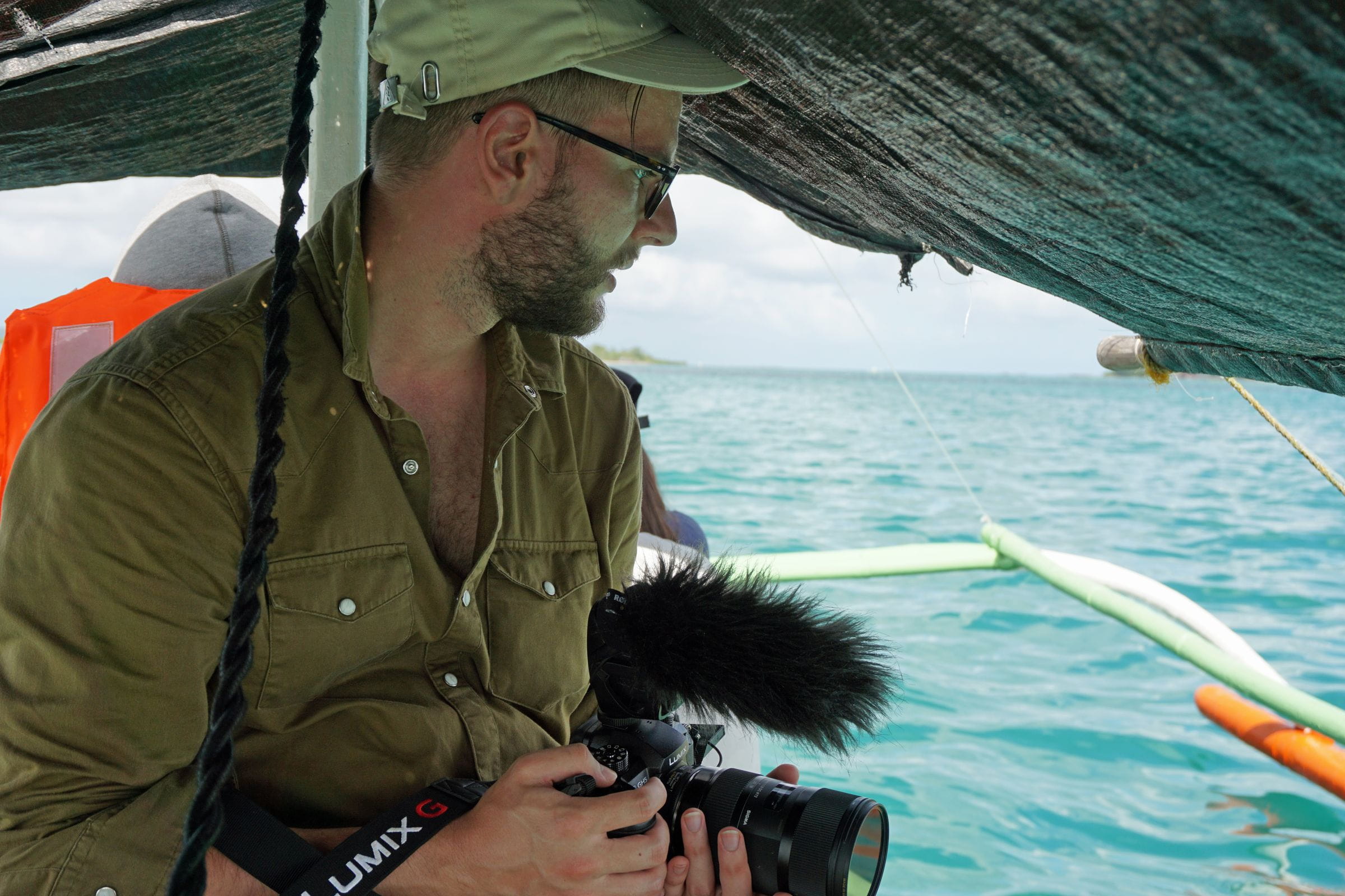 Flo ist mit einer Kamera ausgestattet auf einem Boot