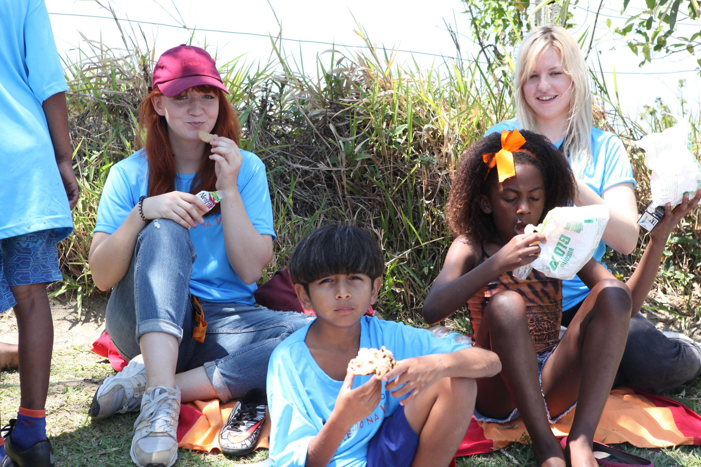 Kelly und Mirella machen Picknick mit brasilianischen Kindern