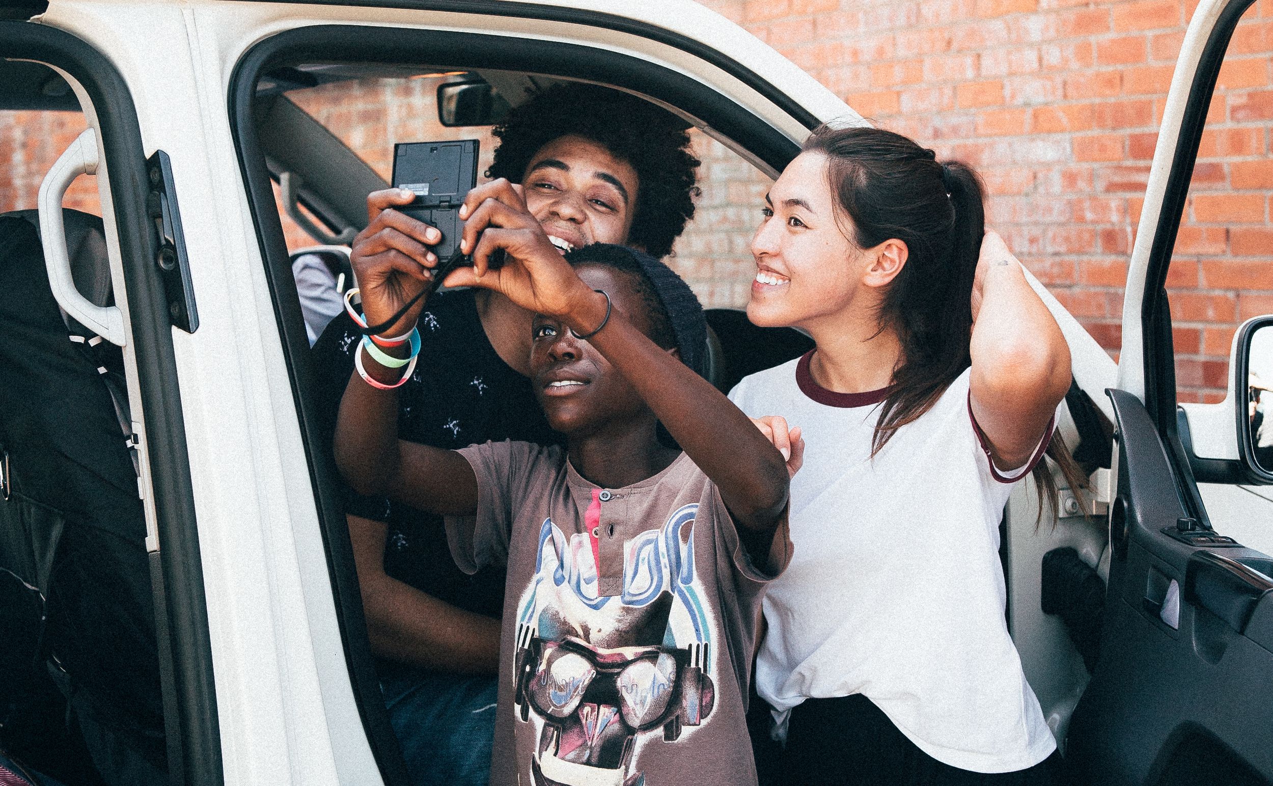 Dillan und Shanti machen Selfie mit Jungen in Südafrika (Quelle: Marvin Ströter)