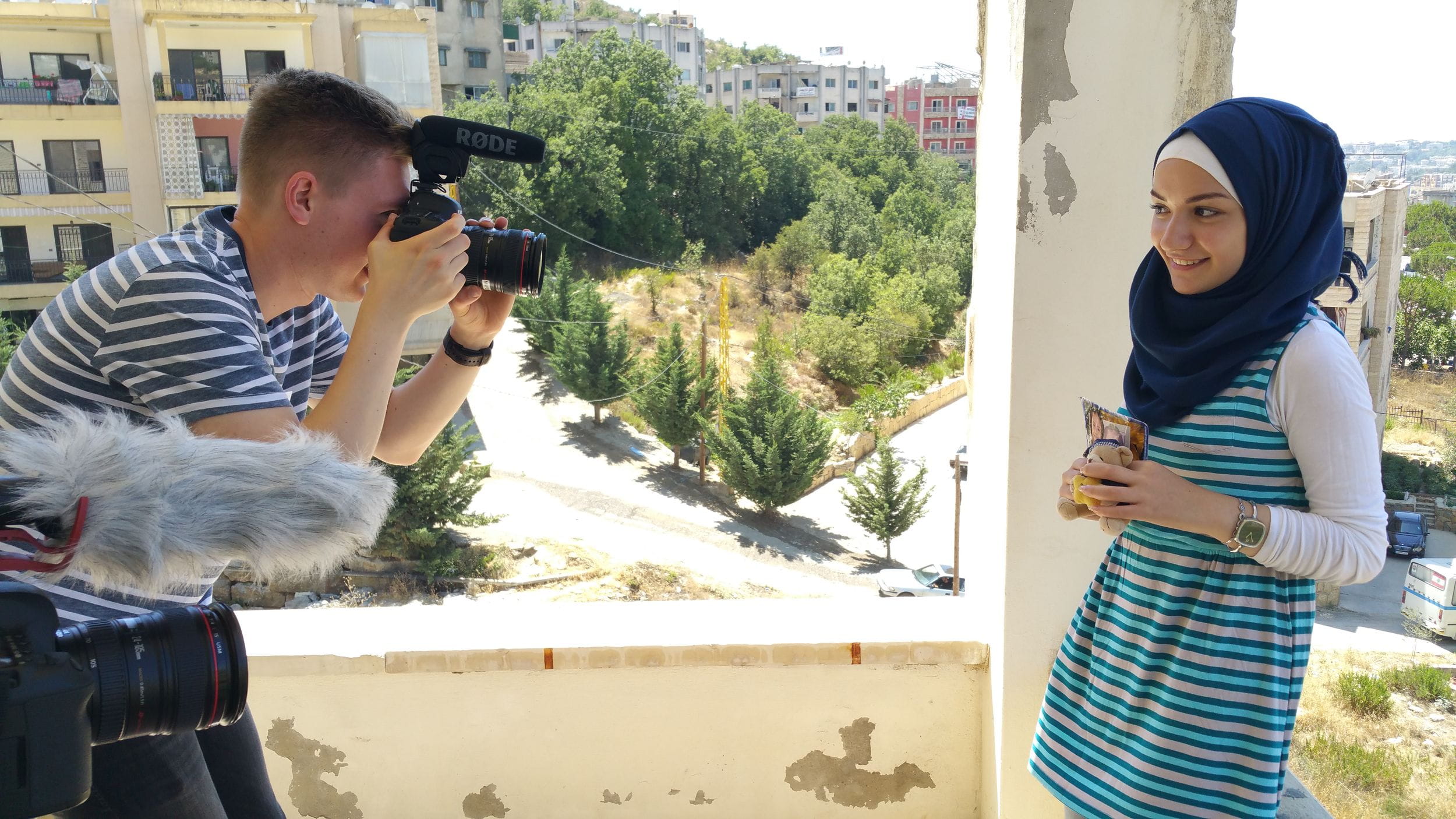Ein libanesisches Mädchen steht vor der Kamera, die von einem Jungen gehalten wird
