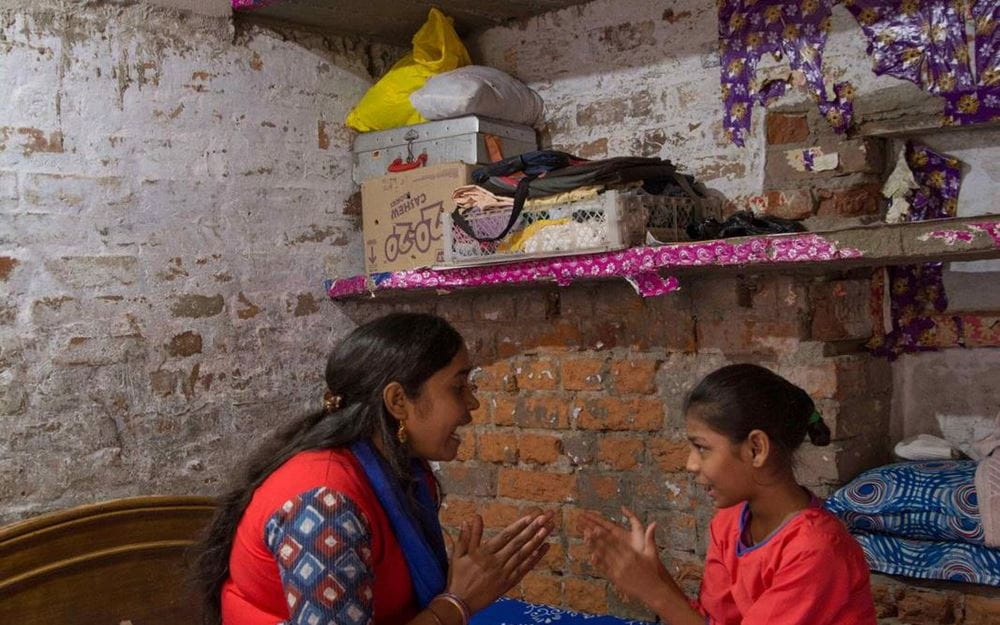 Reportage Indien: Sechs Monate, die den Unterschie machen; Foto: Betreuerin in Gespräch mit Kind (Quelle: Christian Nusch)