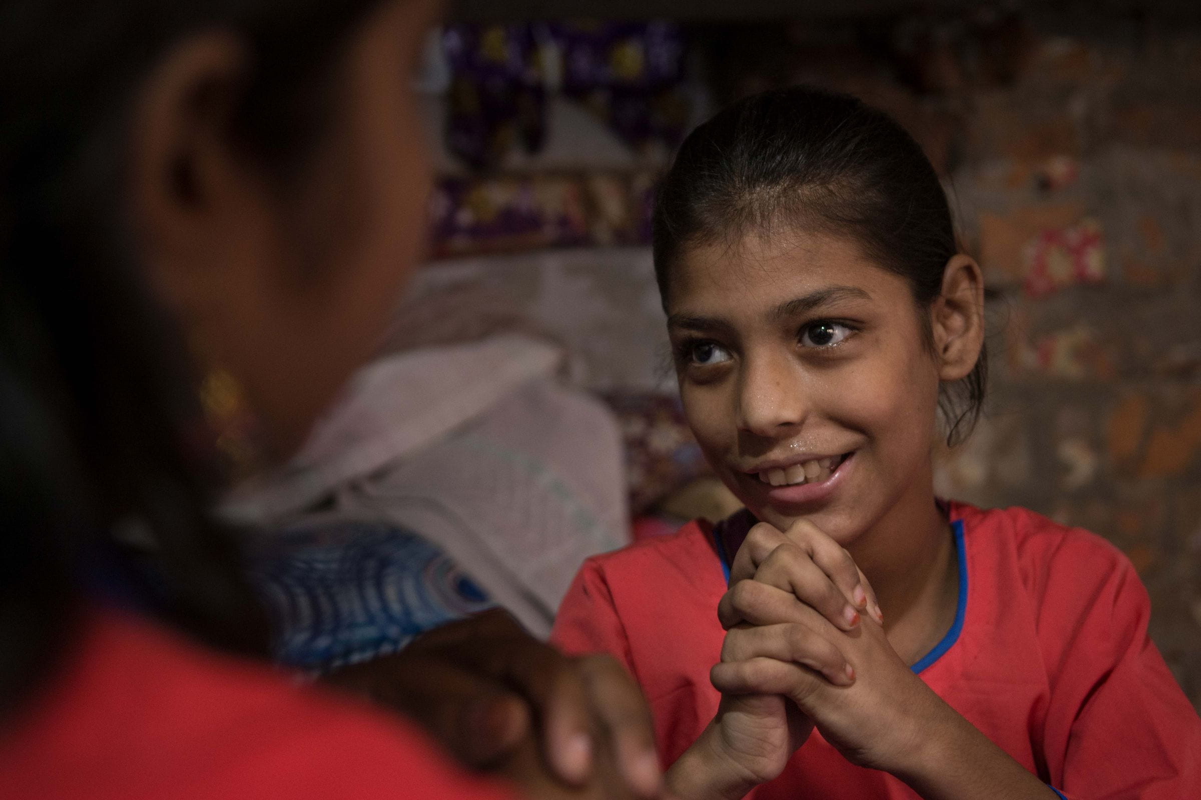 Reportage Indien: Sechs Monate, die den Unterschie machen; Foto: Kind mit gefalteten Händen (Quelle: Christian Nusch)