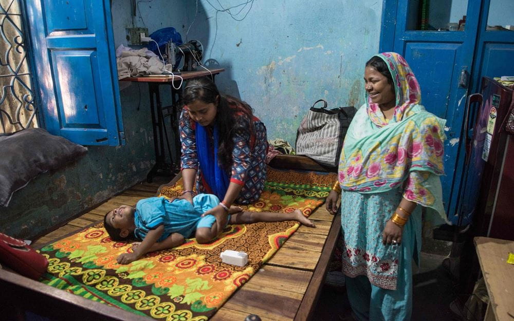 Reportage Indien: Sechs Monate, die den Unterschie machen; Foto: Mutter, Kind und Betreuerin (Quelle: Christian Nusch)
