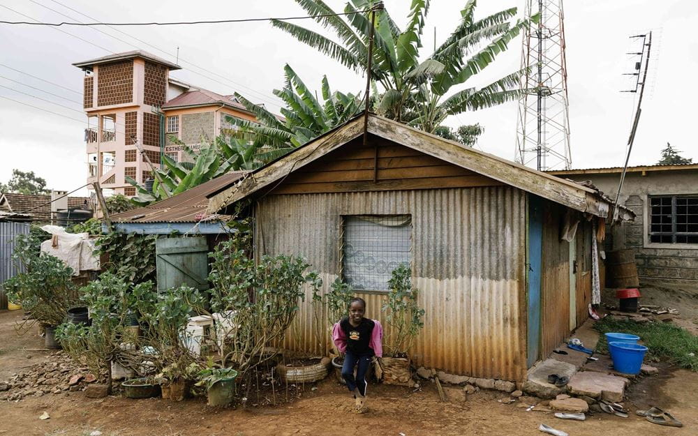Reportage Kenia: Ein Alltag auf neun Quadratmetern; Foto: Kind vor Wellblechhütte (Quelle: Dan Zoubek / Kindernothilfe) 